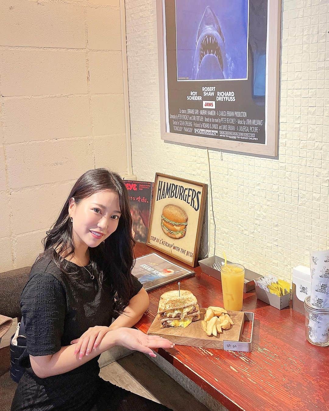 福井柑奈さんのインスタグラム写真 - (福井柑奈Instagram)「ジャンキーー🥪！！  大阪はアメ村にある 『RICH GARDEN』さんに 行ってきたよん♪  顔と並べるとサイズが わかりやすいよね。 大きくてジャンキー。 最高です✌️好きなんです。  サンドウィッチで一番人気の 『ゴールデンビーフメルトチーズエッグサンド』食べたよ🤤 美味しすぎでしょー❣️ とろっとろのチーズand半熟たまご✨  みんなもアメ村来たら是非✊💕  PR @rich_garden2013 #大阪カフェ #難波カフェ #大阪ランチ #難波ランチ #richgarden #大阪ハンバーガー #アメ村 #アメ村グルメ #アメ村カフェ #ハンバーガー #サンドウィッチ #大阪グルメ #大阪カフェ #osaka #osakajapan #osakacafe #japanesefood #sandwich #foodporn #foodstagram #foodphotography #yummy #tasty #delicious #japantravel #followme #❤️ #🍔 #🥪」10月1日 12時00分 - kanna_fukui