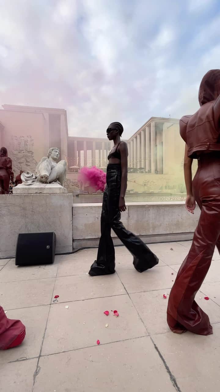 AnOther Magazineのインスタグラム：「Amid a pink and yellow fog, @rickowensonline presents his Spring/Summer 2024 show at Palais de Tokyo 🌫️  Citing the three-time AnOther Magazine cover star @bjork as his inspiration, Owens’ latest collection sees his signature, eerie colour palette of blood reds, pink, black and grey imagined in futuristic silhouettes, with pointed shoulders, sweeping gowns, and silks that billowed in the Parisian wind.   🎥 by @alexanderfury and @emmaedavidson」