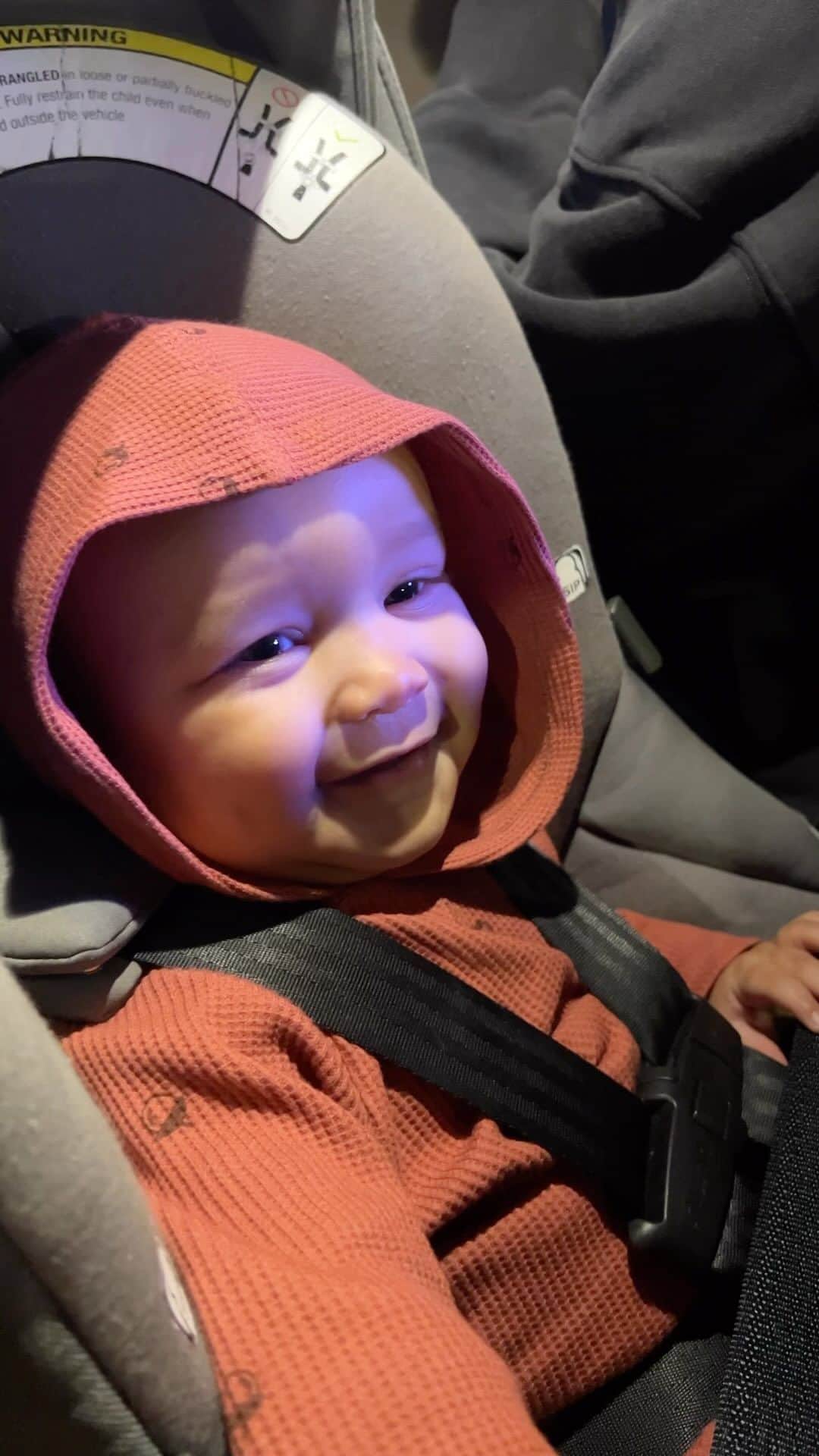 のインスタグラム：「My son love the “popcorn, popcorn” haha. I do this for him like twice a day and he just lives for it like it’s a cartoon character hahaha.🤣🫶🏾」