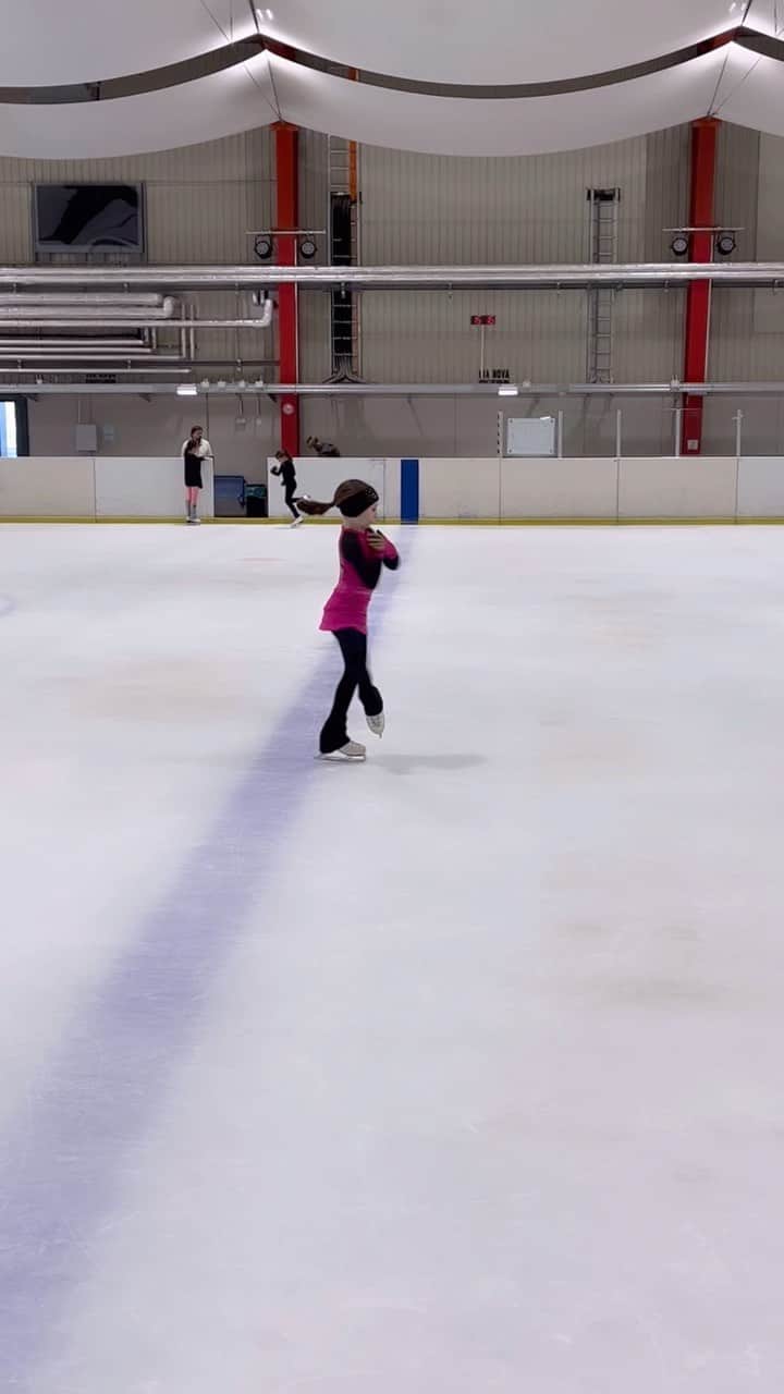 ケルシュティン・フランクのインスタグラム：「🌀🌀🌀  spinning is fun once you don‘t get dizzy anymore 😄 good job @eva_turygina 💪🏼 let’s get them even faster 🤗  • • • #figureskating #figureskatingcoach #spinningisfun #workinghard #letswork」