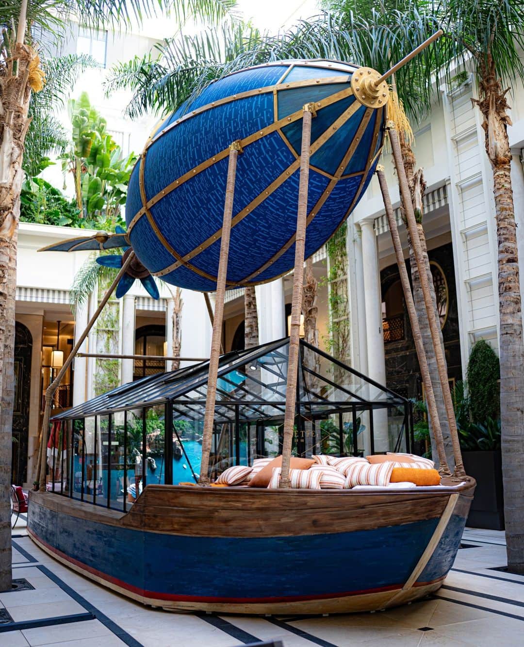 フレッテのインスタグラム：「On the occasion of the Monaco Yacht Show, Frette presents a captivating installation fusing imagination and innovation - an exquisite, hot air balloon yacht. ⁠ ⁠ Join us at Hotel de Paris Monte-Carlo to experience A Bespoke Voyage of Italian Craftsmanship, now through September 30th.⁠ ⁠ #Frette #MonacoYachtShow #MonacoYachtShow2023」