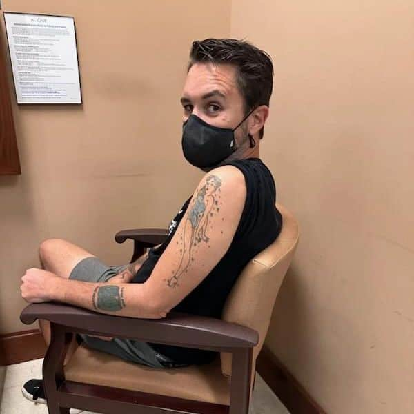 ウィル・ウィトンさんのインスタグラム写真 - (ウィル・ウィトンInstagram)「Anne took some pictures of me yesterday when I got my flu shot.   If I didn't know me, I'd think this was a picture of a cool guy, so I'm entering it into my very first and likely last #thirsttrapthursday (h/t @jewelstaite for introducing me to the concept.)」9月29日 3時54分 - itswilwheaton