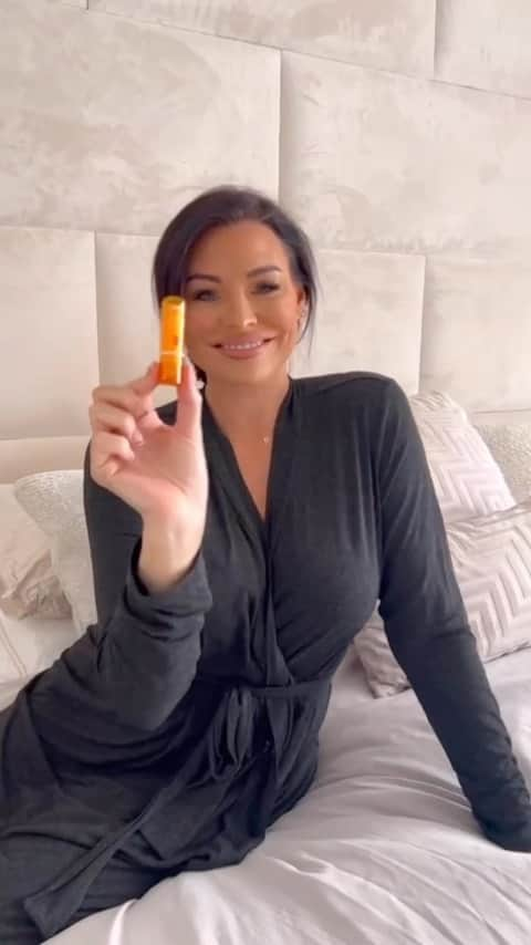 Jessica Wrightのインスタグラム：「I love taking my Blistex Lip Infusions wherever I go! Restore by my bedside, Soothing in the car and Nourish in my handbag, keeping my lips moisturised and luxuriously smooth now the season is changing. Don’t miss out on yours ! @blistexuk ad」