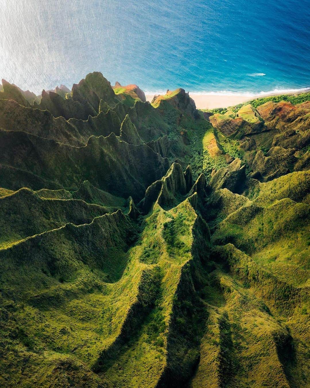 Discover Earthのインスタグラム：「Dancing with the ridges of Na Pali 🏝️– every glance toward Kalalau Beach is a pause in time.   ☝🏼 Who wants to go there?  📍Island of Kauai, Hawaii, USA  🇺🇸 #DiscoverUSA with @vincelimphoto」