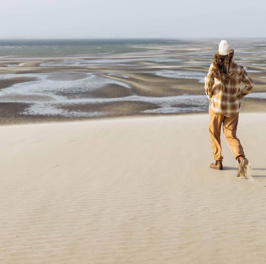 Luana Silvaさんのインスタグラム写真 - (Luana SilvaInstagram)「Wandering in the dunes..🇲🇦 🐪 @billabongwomens #adventuredivision」9月29日 3時54分 - luanasilva__