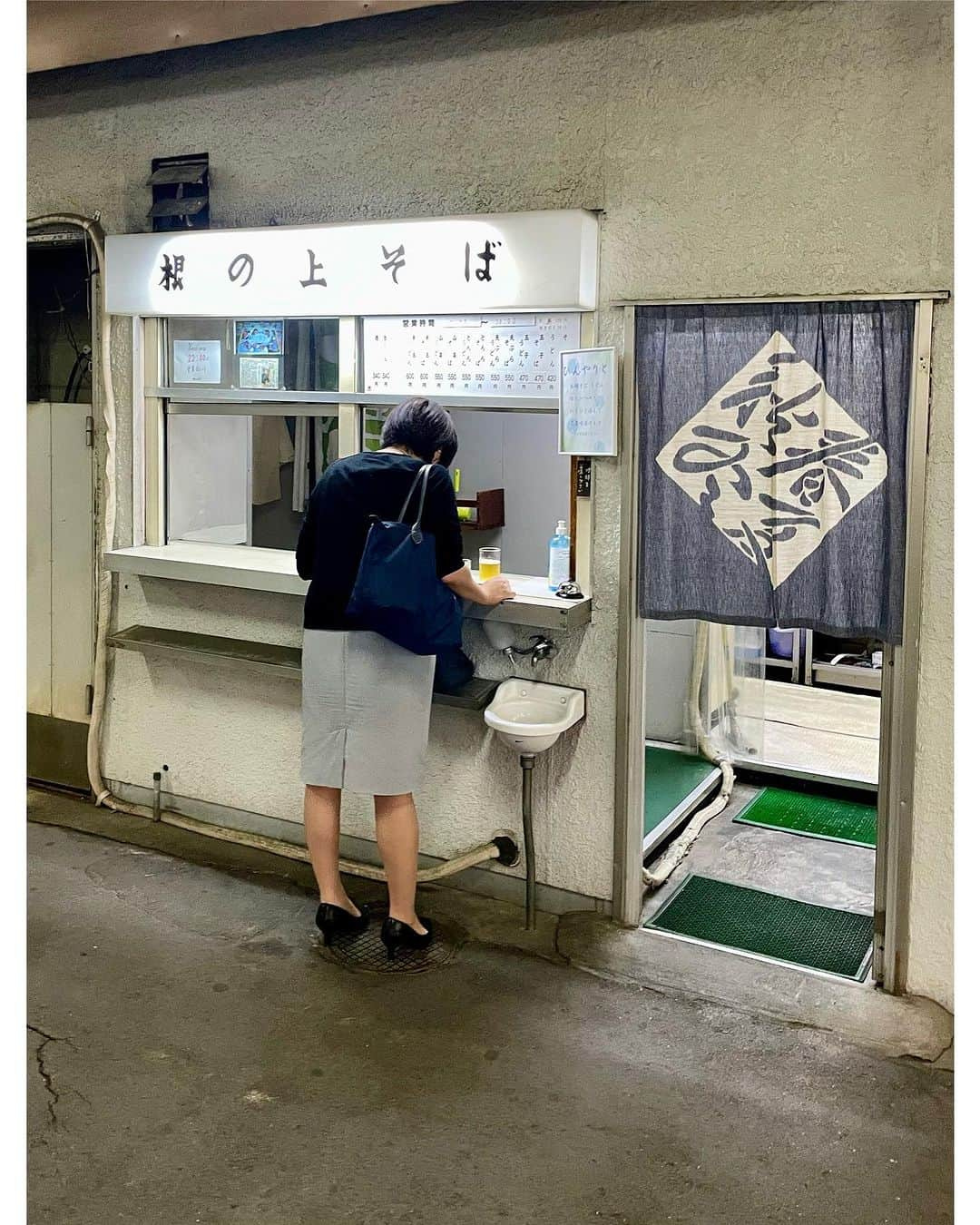 堀込泰行さんのインスタグラム写真 - (堀込泰行Instagram)「. THE SOLAR BUDOKAN 2023の帰り。 中津川駅にて駅蕎麦を。  この日はあまり寝てなくて、天かすと間違えて天玉蕎麦を注文してしまった。生まれて初めて蕎麦に生卵入れたかも。でもしょっぱいツユとの相性が抜群で、疲れた体に染みたよ。  #ビール片手の姐さん」9月29日 3時57分 - yasuyuki_horigome