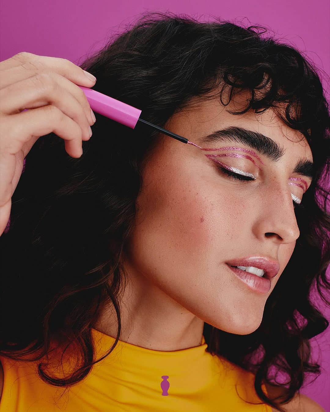 メリッサのインスタグラム：「Não é só no cheirinho icônico que a collab mais shippada do momento brilha!  O Delineador Líquido Holográfico Pink Intense Melissa possui partículas de brilho intenso e duração de 8 horas, para que as cores de Melissa te acompanhem o dia inteiro! ‌ Corra e garanta os seus! Tinha que ser #CuideseBemMelissa  Produtos na imagem: • Delineador Líquido Holográfico Pink Intense Melissa 3,2ml」