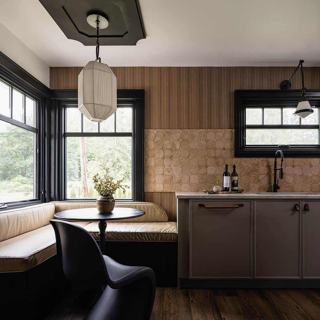 HGTVさんのインスタグラム写真 - (HGTVInstagram)「Don't miss these incredible renovations that transformed underwhelming rooms into impressive spaces ✨⁠ ⁠ No really, the before and afters will shock you. Tell us which you like best ⬇️⁠ ⁠ Head to the 👉 link in bio to tour these spaces, vote for your favorites + enter the Designer of the Year Awards sweepstakes for a chance to win $15,000. (There are only a few hours left!) 😱 #HGTVDesign⁠ ⁠ No purchase necessary. Ends at 5:00 p.m. ET on September 28, 2023. See https://hg.tv/45E4yS0-DOTY for rules.⁠ ⁠ 📸: @vivianjohnsonphoto (Photo 1), Photo 3, @mattigreshaminteriors (Photo 5), @_karamercer (Photo 7), @seanlitchfield (Photo 9)」9月29日 4時03分 - hgtv