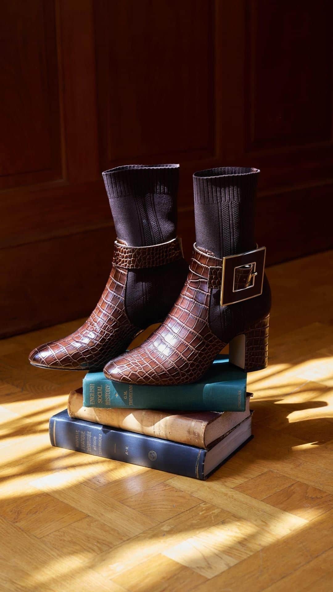 アンフォンテーヌのインスタグラム：「When it comes to boots, why settle for one color?   The NOEMIE boots are here to take you through the season in style.   #annefontaine #boots #fw23 #fallstyle #luxuryshoes #parisianstyle」