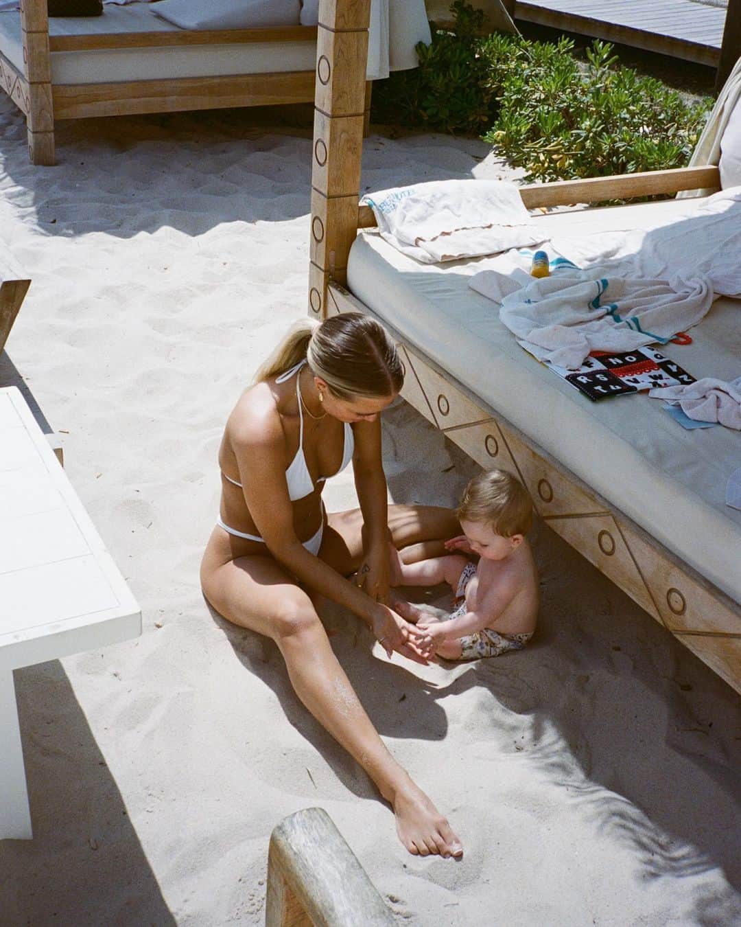 ロッティー・トムリンソンのインスタグラム：「not long until our next adventure baby boy🤍」