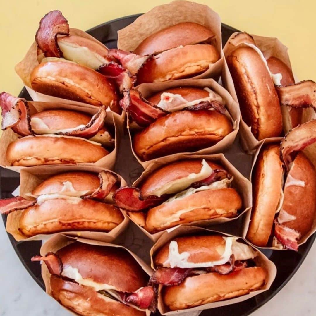 エッグショップのインスタグラム：「BEC catering tray! #eggsandwich #catering #breakfastcatering」