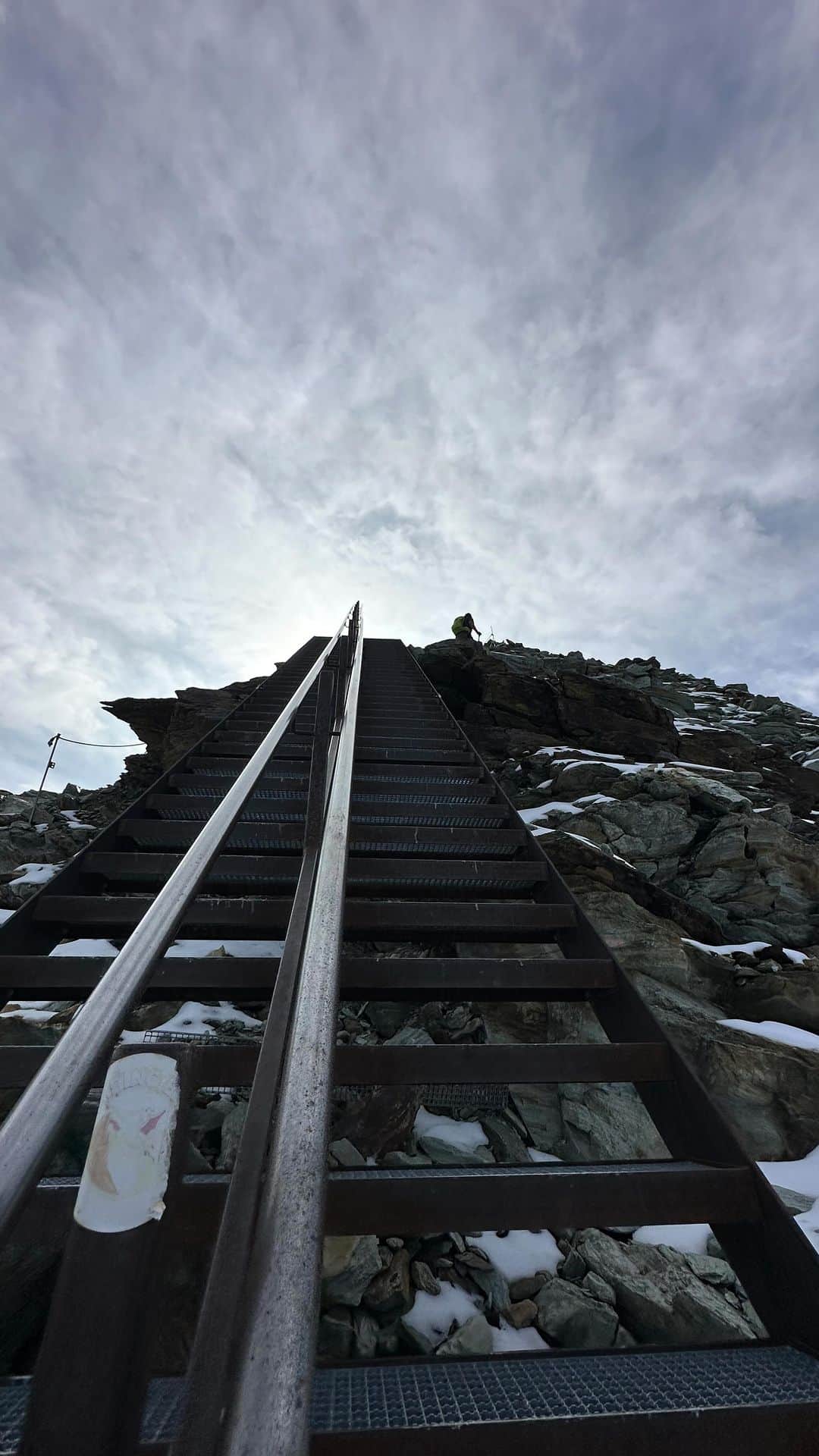 Delia Matacheのインスタグラム：「🫠 #matterhorn🗻 #hörnlihütte  #3260 @delianomad  part1😅」