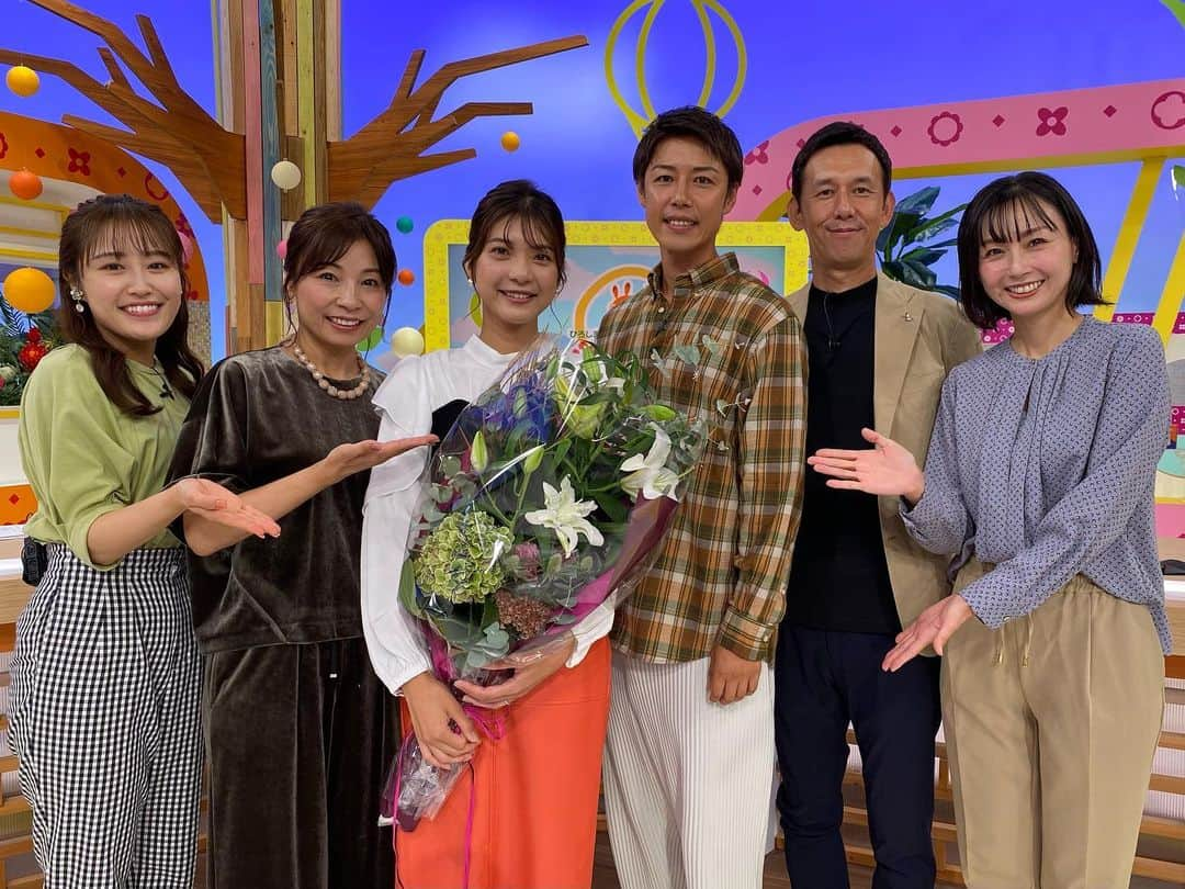 テレビ新広島さんのインスタグラム写真 - (テレビ新広島Instagram)「🌸卒業🌸  きょうで西山穂乃加アナ 『ひろしま満点ママ！！』を卒業しました🎓  入社1年目の春から8年半 番組に携わってきた西山アナ🌿  MCは約5年間担当しました！  いつも爽やかに ときには鋭いツッコミを入れながら… 明るく飾らない雰囲気で たくさんの人に元気を与えられていたのでは ないかなと思います😌  来週からは『TSSライク！』で メインキャスターを務めます💫  "夕方の顔"として 新しい環境でがんばりますので 引き続き応援よろしくお願いします✊  （きょう来ることができなかった 棚田徹アナはMCコンビ最終日に記念撮影📷）  #西山穂乃加 #にしやまほのか #西山穂乃加アナ #西山アナ #テレビ新広島 #tss #アナウンサー #女子アナ #ひろしま満点ママ #満点ママ #tssライク #ライク #卒業 #新しい環境でも #西山アナらしく #頑張ってください #🌸」9月29日 15時12分 - tss_tv_official