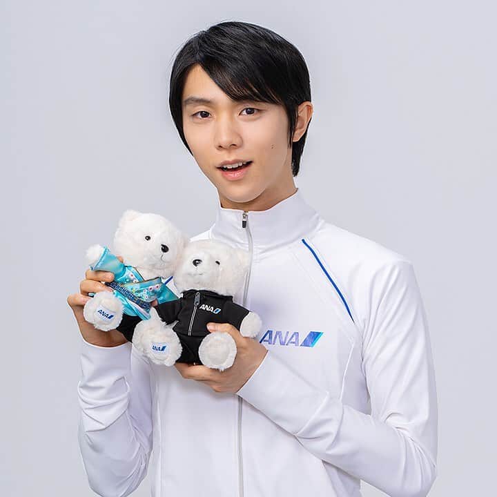 ANAのインスタグラム：「✨✨羽生結弦選手のANAオフィシャルグッズより大好評のフライトベアが、新たに新モデルとして「天と地と」の 衣装 で登場✨✨  https://ana.ms/3rF5Ai5  ＜ANA オリジナル＞フライトベア ANA YUZU セット （天と地と） 5,500(税込）ANAカード価格 ¥4,950（税込）   ご搭乗のお客様限定のオンラインショッピングサービスANA STORE＠SKY✈でご購入いただけます🤗💖  #allnipponairways #ana #羽生結弦 #HANYUYUZURU #yuzu」