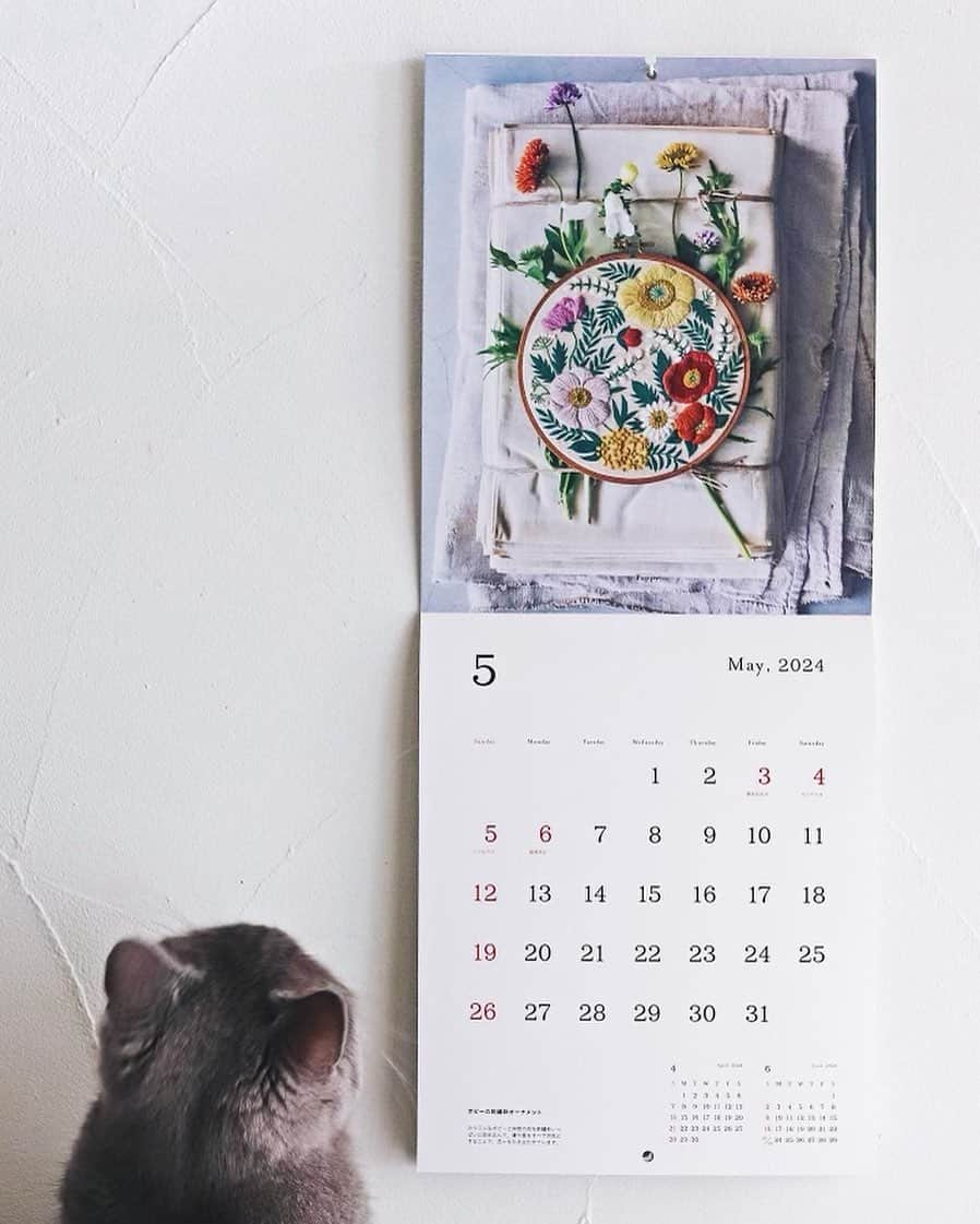 樋口愉美子さんのインスタグラム写真 - (樋口愉美子Instagram)「. botanical embroidery calendar2024  楽しみにしていた2024刺繍カレンダー、今日から発売です。我が家にも到着。 早速🐈と記念撮影（夫撮影 @higuccini )   #calendar #2024calendar #カレンダー #2024カレンダー #カレンダー2024」9月29日 13時43分 - yumikohiguchi