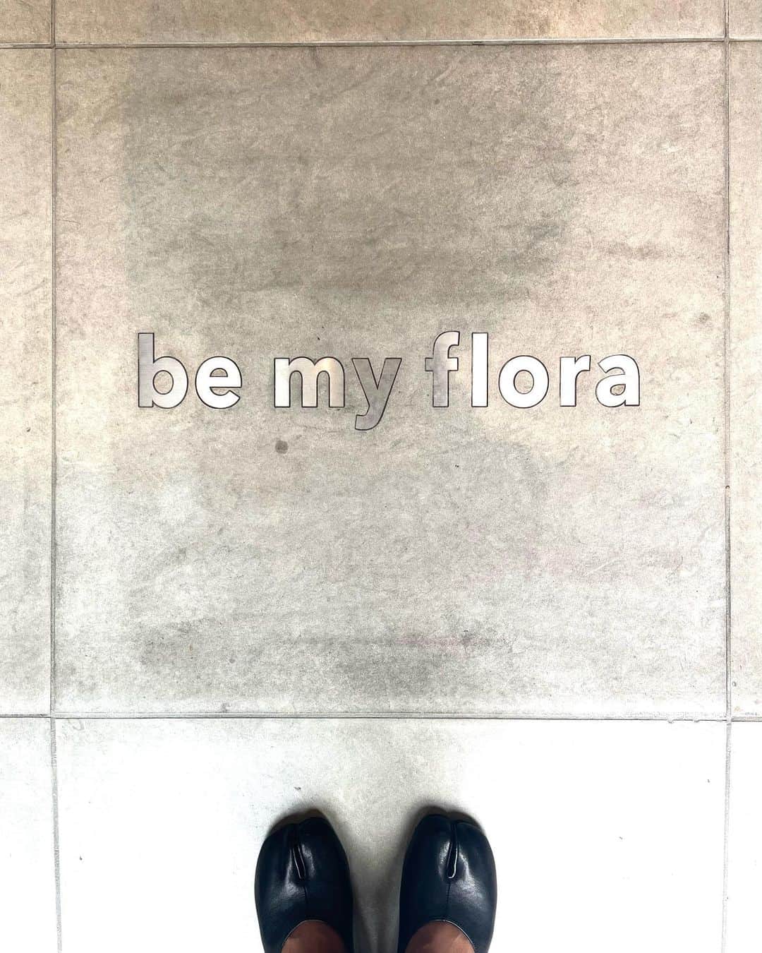 亜弥さんのインスタグラム写真 - (亜弥Instagram)「🕊️🌿 普段から酵素は飲んでいたんだけど、  @bemyflora の酵素はずっと気になっていたの。 周りの綺麗なお友達がbe my floraの酵素を飲んでるのを 知っていたから😌  先日be my flora10年熟成のリリースイベントに行ってきて詳しく説明を聞いて納得‼️  環境汚染のない広大なブラジル農場でじっくりと 10年熟成した88種類の野生＆有機の野菜や植物のみを 使用し熟成させ、乳酸菌と天然由来「本物の酵素」🌎 白砂糖、保存料、香料、着色料、人工甘味料、添加物など 一切不使用。 １つ10gのスティックタイプだから持ち運びやすい✨  しかも子供や妊婦さん、ペットも飲めるほど 無添加で安心🤍 そして二日酔いにも効くという優れもの🤩  1日3本‼︎  一昨日から始めてます🫶🏾 10年熟成は9月30日から販売開始✨ 先行予約もしてるみたいだよ😊 健康でいる為に…🤍  #bemyflora #酵素 #無添加 #10年熟成 #腸活 #美活」9月29日 13時47分 - _ayaaa19_