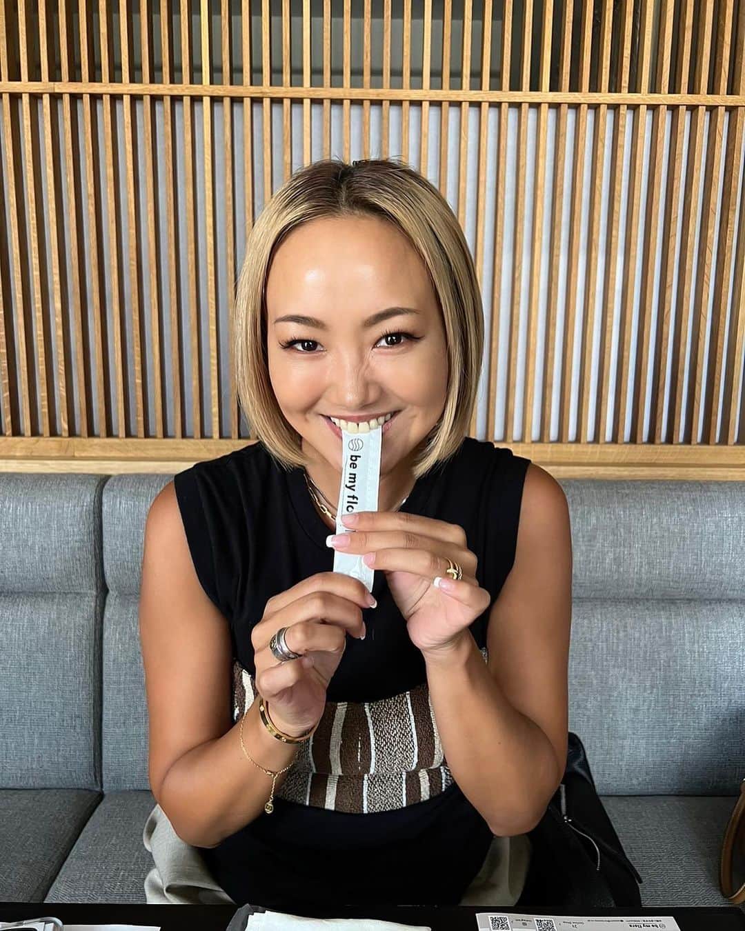 亜弥さんのインスタグラム写真 - (亜弥Instagram)「🕊️🌿 普段から酵素は飲んでいたんだけど、  @bemyflora の酵素はずっと気になっていたの。 周りの綺麗なお友達がbe my floraの酵素を飲んでるのを 知っていたから😌  先日be my flora10年熟成のリリースイベントに行ってきて詳しく説明を聞いて納得‼️  環境汚染のない広大なブラジル農場でじっくりと 10年熟成した88種類の野生＆有機の野菜や植物のみを 使用し熟成させ、乳酸菌と天然由来「本物の酵素」🌎 白砂糖、保存料、香料、着色料、人工甘味料、添加物など 一切不使用。 １つ10gのスティックタイプだから持ち運びやすい✨  しかも子供や妊婦さん、ペットも飲めるほど 無添加で安心🤍 そして二日酔いにも効くという優れもの🤩  1日3本‼︎  一昨日から始めてます🫶🏾 10年熟成は9月30日から販売開始✨ 先行予約もしてるみたいだよ😊 健康でいる為に…🤍  #bemyflora #酵素 #無添加 #10年熟成 #腸活 #美活」9月29日 13時47分 - _ayaaa19_