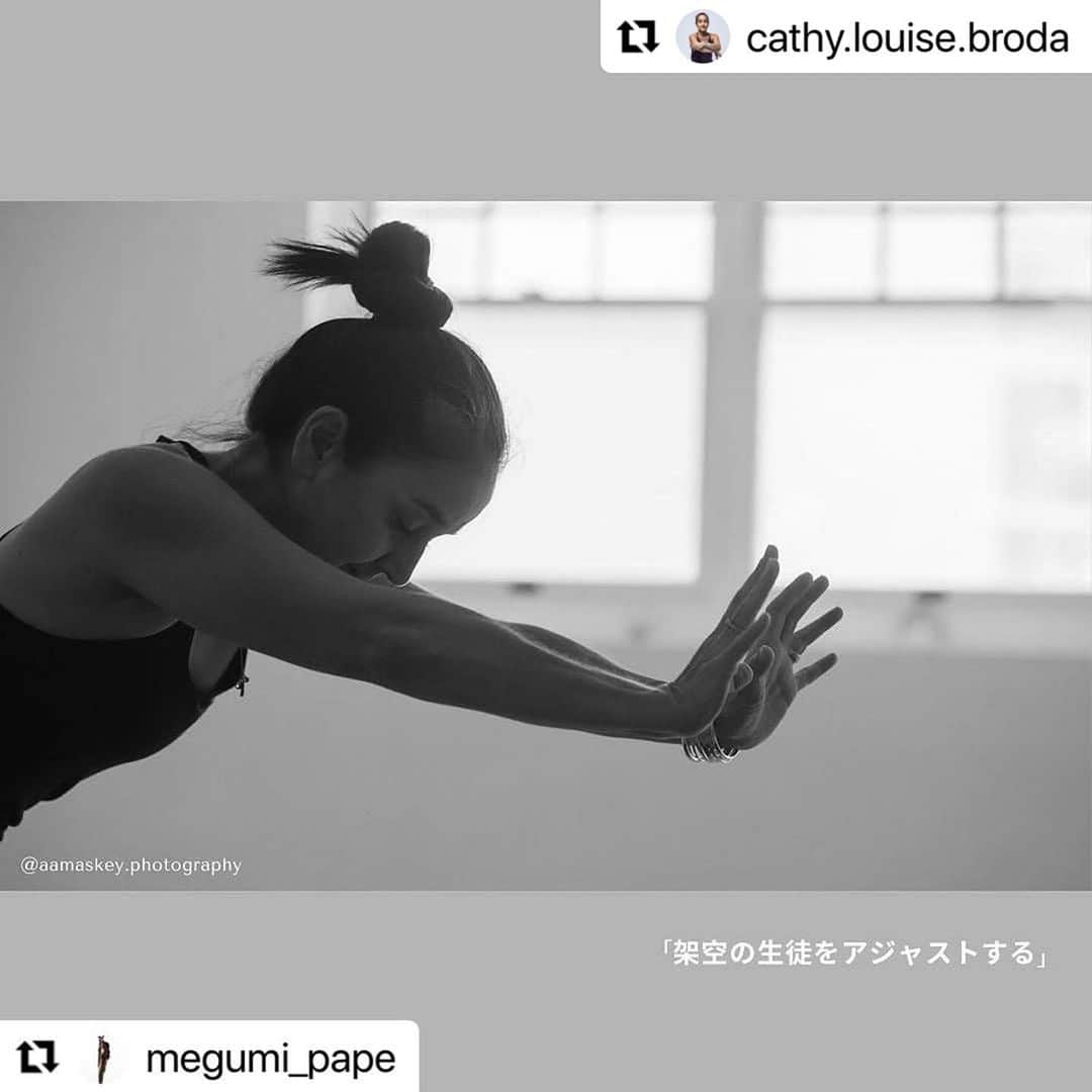 Ken Harakumaのインスタグラム：「#Repost @cathy.louise.broda with @use.repost ・・・ In the Ashtanga Yoga practice, adjustments are an amazing way to connect a student to their bandhas and breath. @megumi_pape it’s wonderful to teach you the way we do hands-on, to see you adjusting the Purple students AND I love coming to your Mysore class to be a student and be adjusted by you.  Tokyo Hands-on Workshop IYC 3-5 November.  https://iyc.jp/event/event-11697  #Repost @megumi_pape with @use.repost ・・・ もうすぐで1年経つのかな🤔 ハワイ、オアフ島でずーーーっとアシュタンガヨガを伝えている @purpleyogahawaii でアシスタント&たまに代行をさせてもらう機会を頂いたのは… そしてほぼ毎朝、@cathy.louise.broda と @kiwi.glen に練習もみてもらっております。  キャシー先生のダウンドック時のアジャストメントは正にゴッドハンド級で毎朝の練習、ここから氣を入れてもらい始められる事が本当に幸運だと感じています✨✨  そしてアシスタントを始めてからは更にそのアジャストメントへの思いや意図に感心させられている日々がもう1年になろうとしていますw ドラえもんのポケットみたいに底知れない知識と経験、生徒1人1人のマット外での悩みやメンタルへの配慮も織り交ぜながらの寄り添ったアジャストメントには本当に感銘を受けると共に沢山の事を学ばせてもらっています🙏🏽  そんなキャシー先生のアジャストメントが学べるWSがIYC表参道で @international_yoga_center で11月に受けられるそうです！ マイソールクラスも開催の様なので皆様ぜひこの機会にゴットハンドのアジャストメント体験してみて下さい✨✨✨  その他、滞在中にたくさんのクラスが別のスタジオでもある様なので、興味ある方はキャシー先生のインスタからチェックしてみて下さい💁🏽‍♀️ @cathy.louise.broda ☑️🌈  #Repost @cathy.louise.broda with @use.repost ・・・ 私たちの手は無言の言葉を語り、私たちは手で聴くことができる。  アドムカ・シュヴァ―ナーサナで、私は生徒をアジャストする時、心の中でマントラを唱え、全神経を集中させ、存在し、静止している。  私のいつも内にあるマントラは、「おはよう。良い練習を、呼吸を」。  ここ数週間は、こう唱えている。  「わたしの背骨はあなたの背骨 あなたの呼吸はわたしの呼吸 わたしたちのバンダは繋がっている わたしたちはひとつ」  そこで気が付いたのは、"Our bandhas are connected"「私たちのバンダはつながっている」のところで、生徒たちの多くが、本当に "バンダがつながっている "と感じられるような動きをしていること。心が落ち着くのです。  教師として、実際に手を通じて話すとき、その言葉はシンプルで一貫性をもちポジティブであるべき。あなたは生徒からの返事が聞こえますか？  生徒として、先生が手で伝えていることが聞こえますか？  今年11月にIYCでハンズオンアジャストメントのワークショップを開催します。多くのアジャストメントを実践的に学ぶと同時に、このような内なるマントラにも取り組んでいきます。生徒も先生も大歓迎です。  キャシー・ルイーズ・ブロダ in IYC アシュタンガ ・ハンズオンアジャストメント ワークショップ 11月4日＆5日(土・日) 時間: 10:30 - 17:30  @international_yoga_center  @kenharakuma  @chocolatefairymay  @mayyogastudio  @aamaskey.photography」