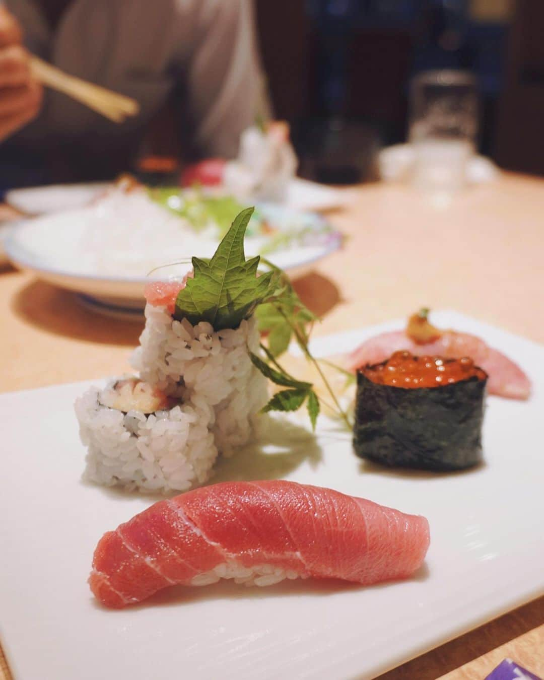 結城はゆるのインスタグラム：「🍣🥢　 　　 　　 　　📍 #亀喜寿司  　　 　　 　　塩釜に来たら是非此処へと情報をいただき 　　お宮参り後にワクワクしながらお店へ。 　　お店でお鮨だなんてほんっとに久々で 　　至福の時間であった。贅沢したなぁ🥲✨ 　　そしてどれも鮮度抜群でめちゃくちゃ美味でした。。 　　(思い出しただけでも幸せ) 　　 　　 　　① トロたちといくら 　　　名物のトロたくに惚れ惚れ。 　　② 親方おまかせにぎりコース 　　　中でも雲丹がとんでもなく美味。 　　③ 新鮮な生牡蠣 　　　甘くて臭みなく、つるんと口に入る。 　　④ お刺身たち 　　　ホッキ貝がコリコリでたまらんでした(語彙力) 　　⑤ お座敷があって安心 　　　👶🏻も居心地良いのか🍼クイっと飲み爆睡。 　　 　　 　　え、なんか急に食べログ化してるww 　　それぐらい本当に美味しくて 　　素敵な時間を過ごさせてもらいました🥹 　　またこのお鮨を味わえる日まで毎日頑張ろう👐 　　 　　 　　 　　 　　 #塩釜 #塩竈グルメ #塩竈市 #宮城グルメ #鮨 #寿司 #お鮨 #お寿司 #🍣  #お宮参り記念 #お祝いディナー」