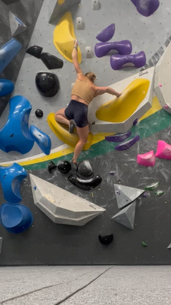 エミリー・ハリントンのインスタグラム：「Weakness work 🥰🦾 / @highaltitudefitness 🥳 @thenorthface_climb @lasportivana @kodiakcakes」