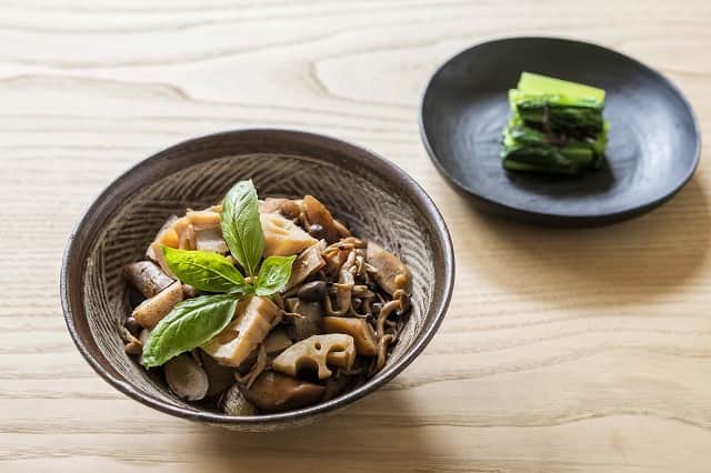 暮らし上手のインスタグラム：「今日の晩ごはんに『根菜ときのこの黒酢煮』はいかがですか？  植草奈緒さんの『根菜ときのこの黒酢煮』は、旬の野菜を甘酸っぱくやさしい味に 黒酢のコクと甘みに、シメジの豊かな旨味が溶け合った、冷めても美味しい煮物。翌日はバジルと一緒にパンにはさんで、洋風おかずにアレンジしても。新しい味わいが広がります。  ------------------------------ 調理時間：30分  材料 （ 2人分 ） ゴボウ …1本 レンコン …150g シメジ …100g ＜A＞ 醤油 …大さじ2 黒酢 …大さじ1 塩 …ひとつまみ ごま油 …適量 バジル …適宜  ------------------------------  レシピの詳細はプロフィールリンクから！  #Kurashi #暮らし上手 #晩ごはん #レシピ #簡単レシピ」