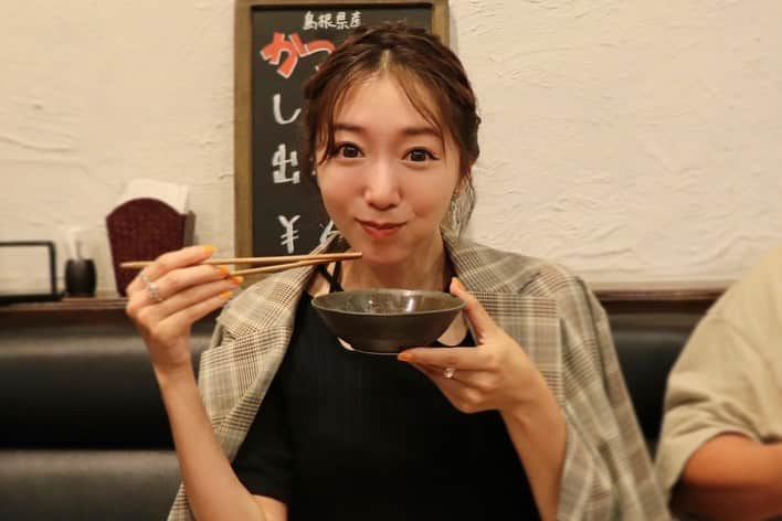 浜崎美保のインスタグラム：「美味しいお肉を頬張る私🤤  今日は29日「肉の日」🍖  食べるのだーい好きな浜崎、島根県の美味し〜いお肉、幻のかつべ牛についてSMARTさんから取材を受けました😋  https://s-m-a-r-t.net/blog/k001  "かつべ牛"はお店やお取り寄せでも食べているんですが焼き肉は初めて😆🙌  📍かつべ牛専門焼き肉 横浜関内「焼肉太田」  本日公開となった記事をぜひ読んでいただければと思います😍(ストーリーから飛べます🔗)  美味しかったぁぁぁぁ🤤  "かつべ牛"の他に真似できないその味わいは芸術品とまで称されているそうです🥹💎  ラストショットは次回登場者の匂わせ🤭📸  #幻の牛 #かつべ牛 #黒毛和牛 #島根 #SMART #取材 #かつべの勝部 #勝部ブログ #肉部 #焼き肉 #横浜 #関内 #焼肉太田」