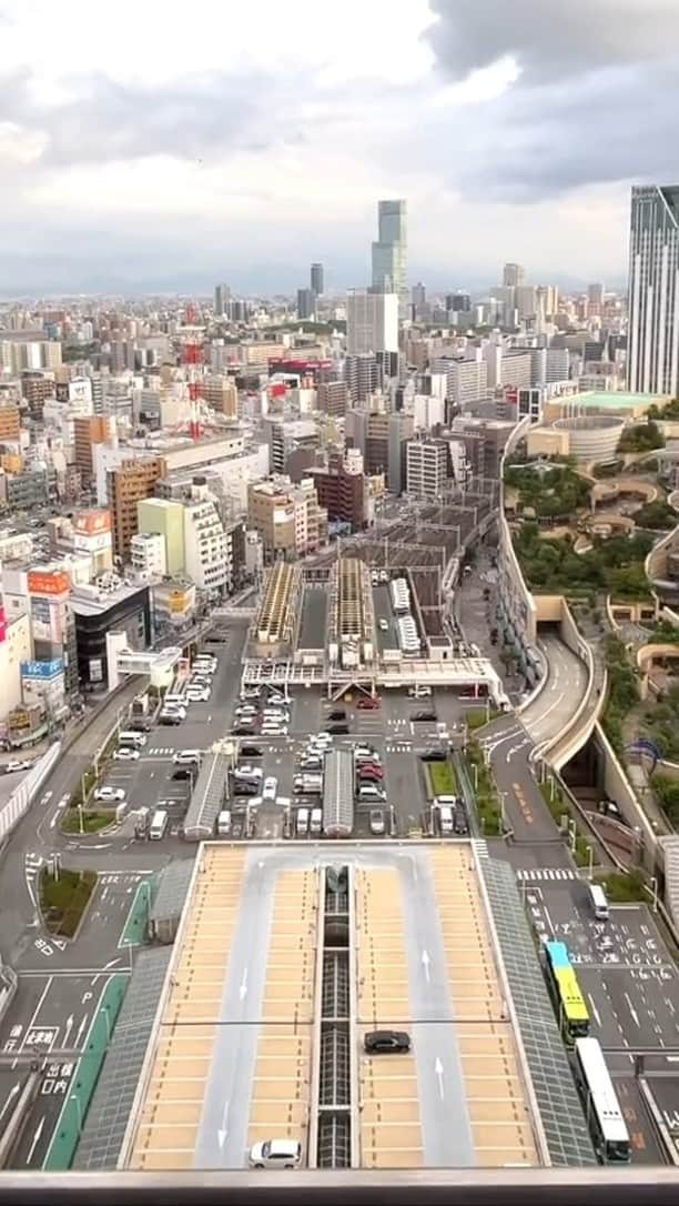 スイスホテル南海大阪のインスタグラム：「こんにちは😊 ホテルが好きなグルメライター、くろにゃん(@kuronyan2017)です。  お部屋は27階の「スイスセレクトツイン 」🛏️ 南大阪の景色が眺められてすてきなお部屋でした  これから、 体験した館内のレストランを食べレポします🍽️ どうぞよろしくお願いいたします  Hello again, this is Kuronyan! Just checked in a Swiss Select Twin Room 🛏️, featuring panoramic views of from the south of Osaka.   I'm heading out to try the restaurants shortly, so stick around so we can check out what they have! 🍽️」