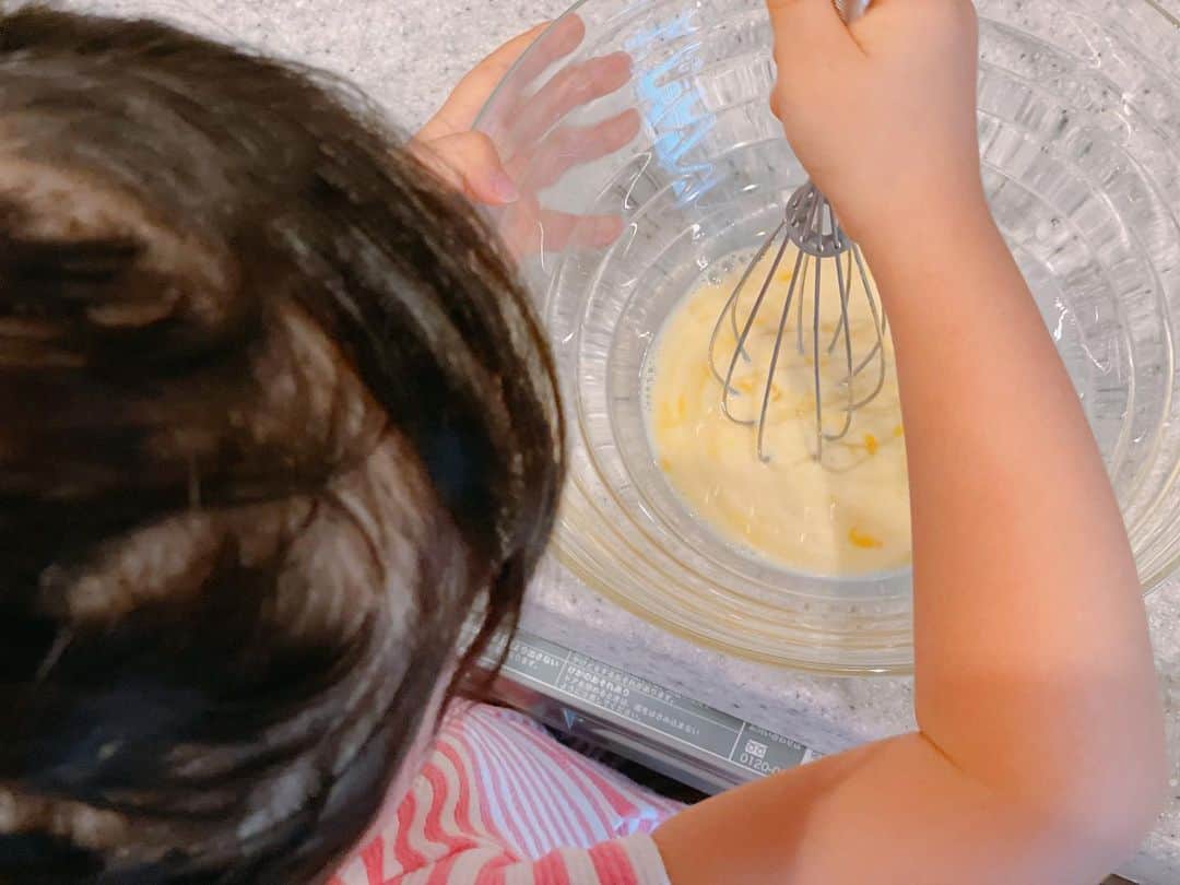 英玲奈さんのインスタグラム写真 - (英玲奈Instagram)「今日のランチは、 娘のリクエストで、 #パンケーキ 混ぜるところも焼くのも自分でやってもらいました。 果物やお野菜、チーズなんかを用意して、 食べたいものをお皿に取るスタイル。 シロップ代わりに、 娘が大好きな、 @tokitsubeeslifefarm  さんのハチミツを。 喉が痛い時にも舐めてたらすぐ良くなりました☺️  #ていねいな暮らし #季節を感じる暮らし#からだにいいこと#料理 #からだにやさしいごはん #おうちごはん#家族の健康守りたい#10年後の健康の為に#無添加#無化調#オーガニック#低gi #美腸活#趣味生活#料理家#erenakitchen #娘#daughter#2歳10ヶ月#女の子ママ#girlmom#女の子幼児#girlbaby#親バカ部#毎日が特別#子供のいる生活#ていねいな子育て」9月29日 14時04分 - erena_erenyan