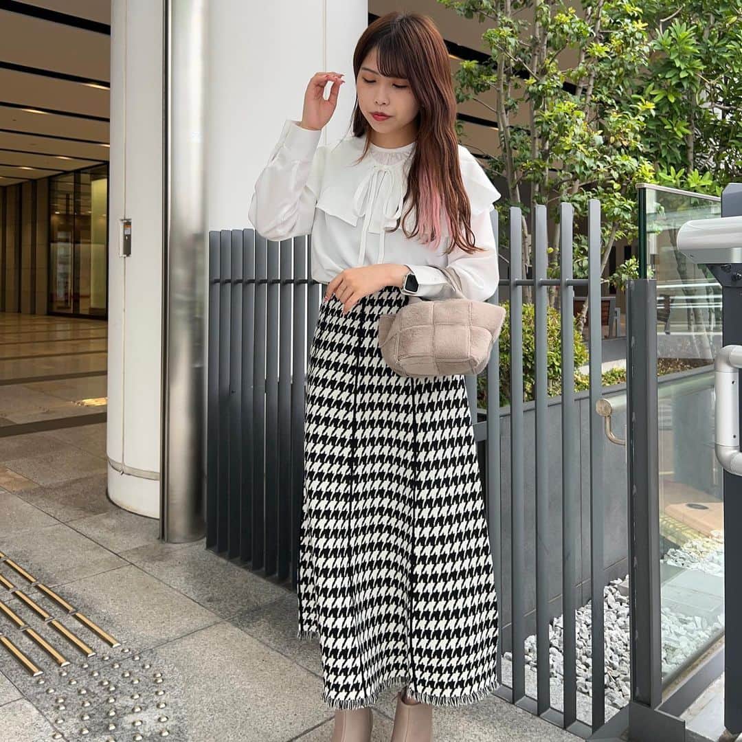 神戸レタス三宮店のインスタグラム：「. 千鳥柄が秋らしさをプラスするニットスカート💗 立体的なシルエットで、程よくラインに沿ってくれます✨◎  大人フェミニンな印象に仕上げてくれるアイテムです♡  🏷️M3900 ¥3,790(taxin)  ▶︎▶︎▶︎STAFF なぎさ　162cm(姫路店)  #kobelettuce #神戸レタス #神戸レタスコーデ #プチプラ #プチプラコーデ #フェミニン #フェミニンコーデ #秋服 #スカートコーデ #ファッション #fashion #ootd #姫路 #aeonmall_toyokawa_topic」