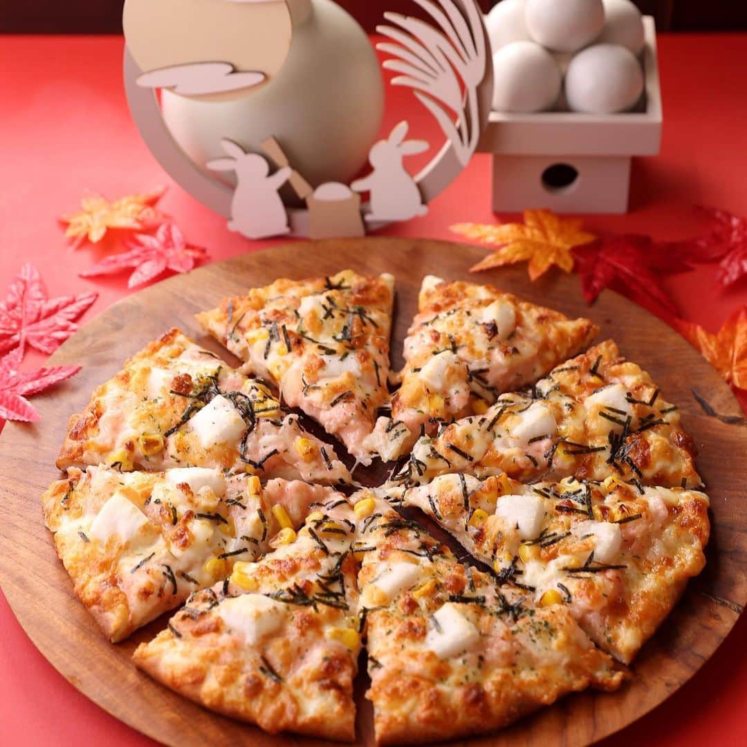 ピザーラのインスタグラム：「【ピザーラが食べたくなったらコメント欄に🍕を書いてね！】  今日は十五夜🎑 お月見にぴったりなピザをご紹介します✨  🍕もち明太子ピザ　Pサイズ ¥1,980  本場博多の明太子を使用した特製明太ソースで和えたほくほくのポテトと おもちの食感が楽しめる和風ピザです🍕🌾  ピザーラのピザと一緒に、中秋の名月を楽しんでくださいね🌕  -———— ピザーラ公式アカウントでは、PIZZA-LAのお得な最新情報をお届けしています🍕  皆さまもぜひピザーラを食べた際には #ピザーラ#ピザーラお届け のハッシュタグをつけて感想を教えてくださいね✨ お写真をご紹介しちゃうかも？😆 投稿、お待ちしています♪  #pizza_la #ピザ #ピザパーティー #ピザパ #ピザ屋 #ピザ好き #ピザ好きな人と繋がりたい #pizza #japanesepizza #東京美食 #お月見 #十五夜 #中秋の名月」