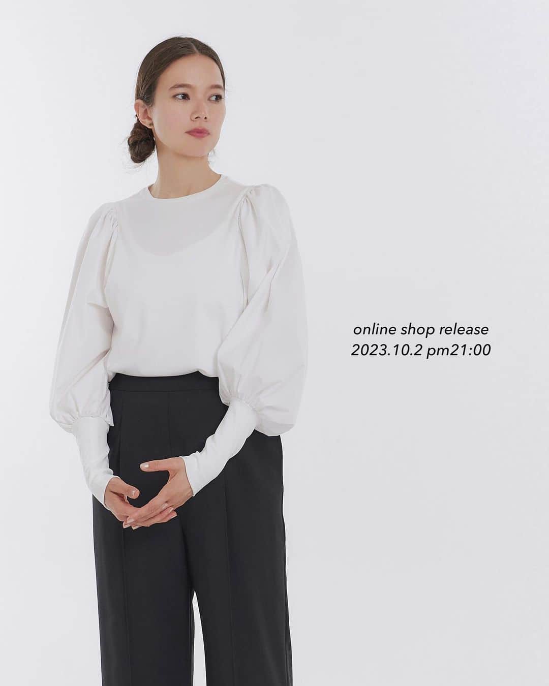 yoriのインスタグラム：「*online shop release*  2023.10/2 pm21:00〜 下記の2023AW新作が 入荷致します！  #バルーンパフスリーブブラウス #ダンボールニットチュニック #チャンキーヘムラウンドTee #コットンベーシックTee #センタープレスサテンワイドパンツ  #yori_japan」