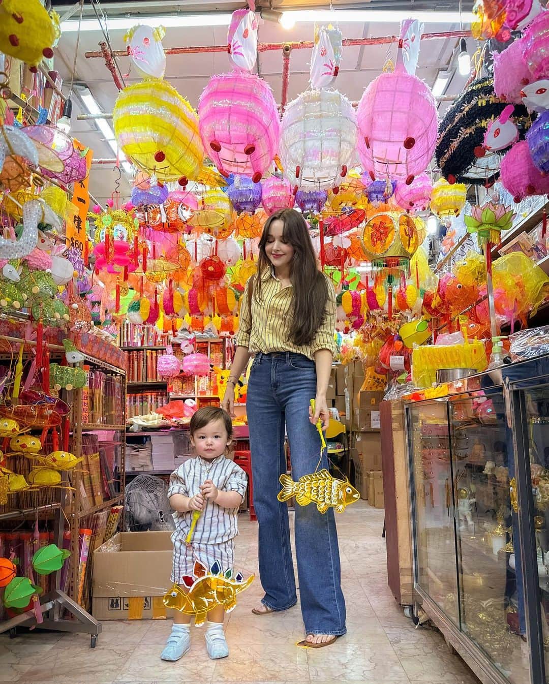 テイラーRのインスタグラム：「Preparing for Mid-Autumn festival 🏮✨」