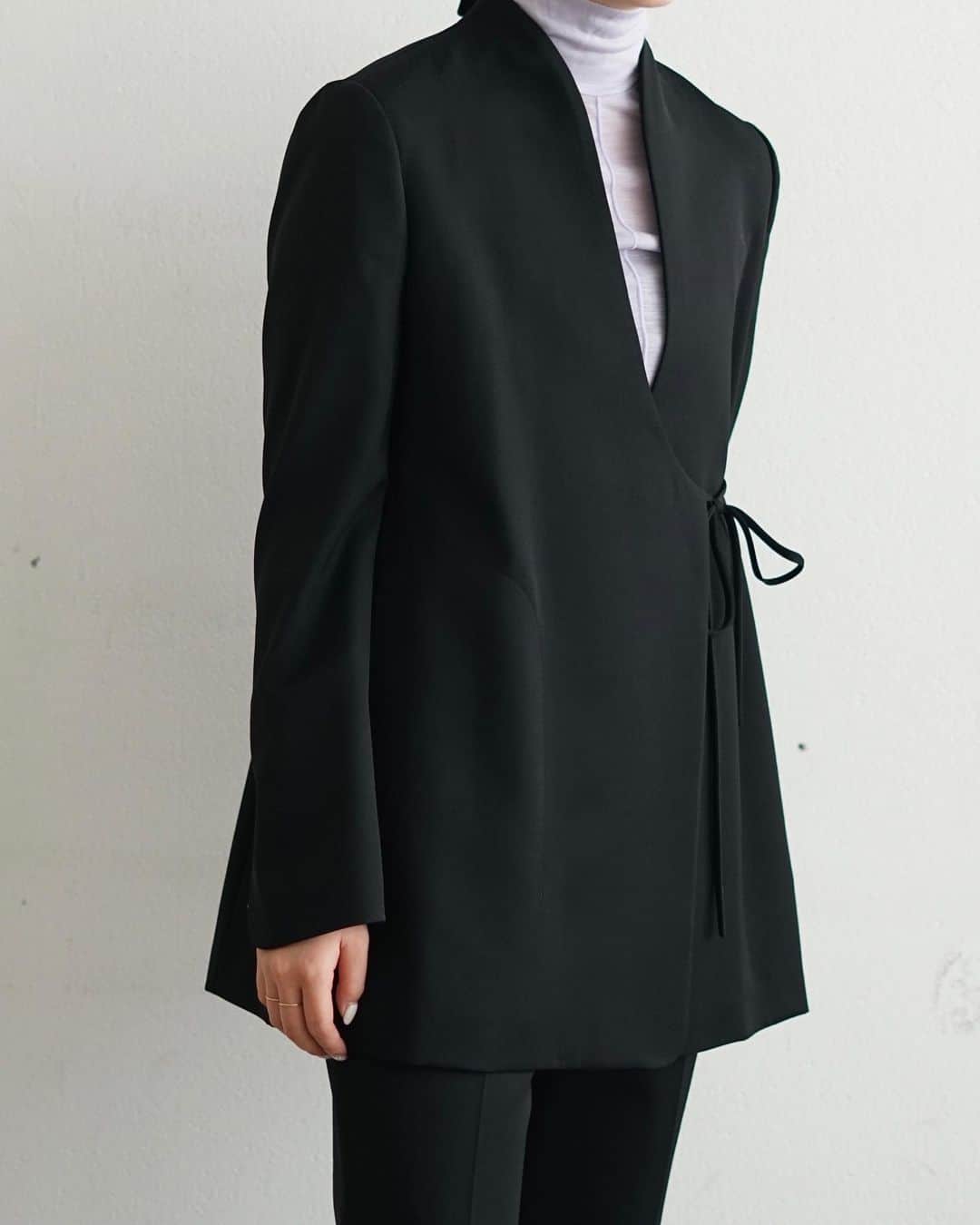 【ANN DE ARKさんのインスタグラム写真 - (【ANN DE ARKInstagram)「Mame Kurogouchi  Wool Gabardine Jacket ￥99,000（tax in)  Wool Gabardine Flared Trousers ￥77,000（tax in)  ⁡  密度のあるウールギャバの生地は艶出し加工を行うことでカジュアルなデザインながら上品な仕上がりに。  オケージョンにも、カジュアルなシーンにも馴染み様々なシーンで着用できるアイテムになります。 ⁡ ⁡ 詳しくはオフィシャルサイト【ARKnets】にて。 ■商品や通信販売に関しまして ご不明な点がございましたらお気軽にお問い合わせください。 ----------------------------------- オフィシャルサイトの在庫と店頭在庫は共有しております。 商品に関しましては、お気軽にコメントや店舗までお問い合わせください。 ⬇︎⬇︎⬇︎ @ann_de_ark  @arknets_official ⁡ #fashion #栃木 #宇都宮 #ショップ #セレクトショップ　#arknets #anndeark #mamekurogouchi  ----------------------------------」9月29日 14時22分 - ann_de_ark