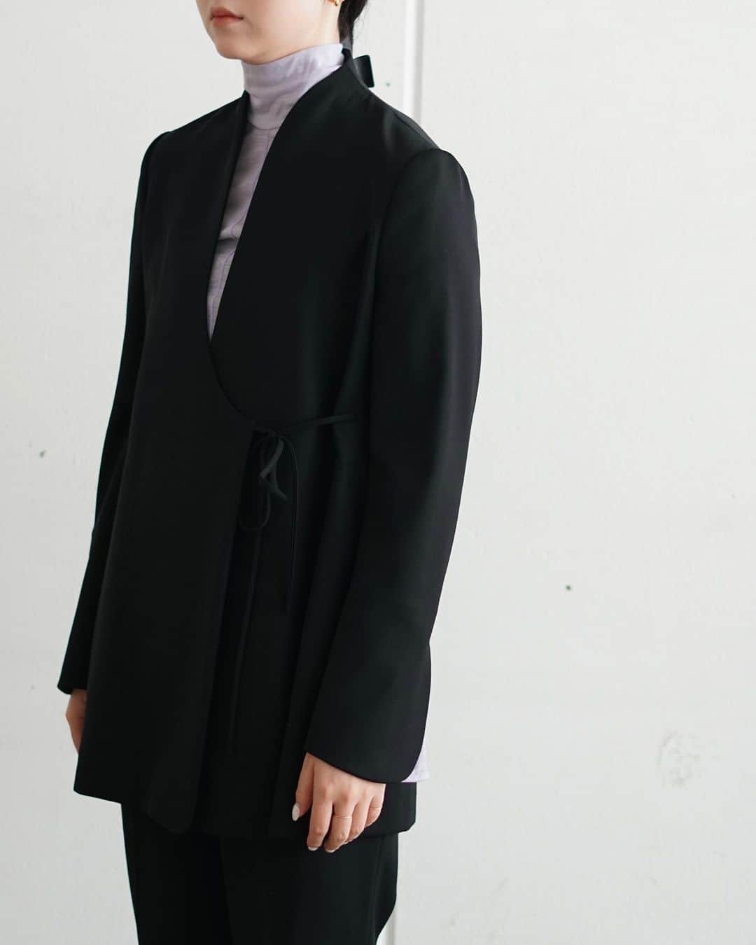 のインスタグラム：「Mame Kurogouchi  Wool Gabardine Jacket ￥99,000（tax in)  Wool Gabardine Flared Trousers ￥77,000（tax in)  ⁡  密度のあるウールギャバの生地は艶出し加工を行うことでカジュアルなデザインながら上品な仕上がりに。  オケージョンにも、カジュアルなシーンにも馴染み様々なシーンで着用できるアイテムになります。 ⁡ ⁡ 詳しくはオフィシャルサイト【ARKnets】にて。 ■商品や通信販売に関しまして ご不明な点がございましたらお気軽にお問い合わせください。 ----------------------------------- オフィシャルサイトの在庫と店頭在庫は共有しております。 商品に関しましては、お気軽にコメントや店舗までお問い合わせください。 ⬇︎⬇︎⬇︎ @ann_de_ark  @arknets_official ⁡ #fashion #栃木 #宇都宮 #ショップ #セレクトショップ　#arknets #anndeark #mamekurogouchi  ----------------------------------」