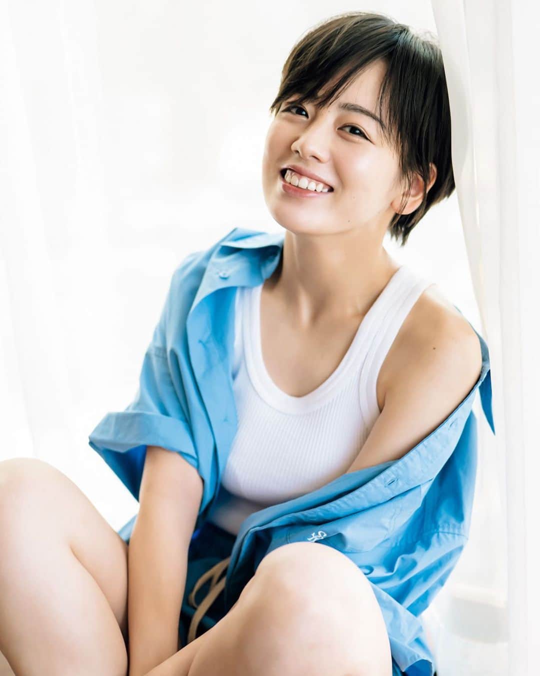 週刊少年マガジンのインスタグラム：「2023年9月27日（水）発売の「週刊少年マガジン」43号に、伊原六花さんが再登場！  彼女の笑顔はいつだって自由で輝いているから、応援する僕らも元気になれる！そんな彼女の魅力的な表情を捉えたグラビアは、僕らの元気のもとになるのだ！  撮影 / HIROKAZU スタイリング / 梶原浩敬 ヘアメイク / 佐々木博美 デザイン / 坂上和也（banjo)  #伊原六花 #週刊少年マガジン」