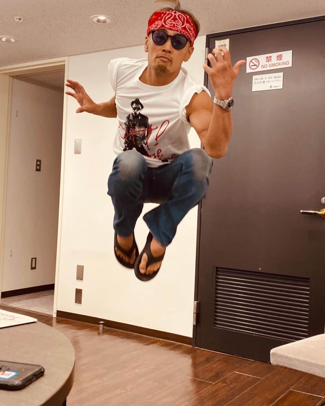 窪塚洋介さんのインスタグラム写真 - (窪塚洋介Instagram)「他と何が違うって、 "覚悟"と"志"が違うんだわ。。。  魂のLIVE TOUR ファイナル in大阪城ホール🏯 この心にしっかりと刻みつけときました。 激アツ最高でした。 剛アニキ、 改めて心の底からありがとうございます❤️‍🔥  小学生の頃、 テレビで初めて聴いた長渕剛は"乾杯"だったか"とんぼ"だったか… 昨日はリハから楽屋まで体感させて頂いて、今まで観たどのLIVEより声を出して拳を上げて、 時空を超えて震えました。😭 暗黙の了解で朝まで長渕剛を歌う面々。  ※何から何までご手配頂いた、 しょうちゃん、本当に感謝です。🙏(10枚目)  市原ご無沙汰会えたね、 写真とっても良いね。🤝(2枚目)  #生涯情熱」9月29日 14時31分 - yosuke_kubozuka