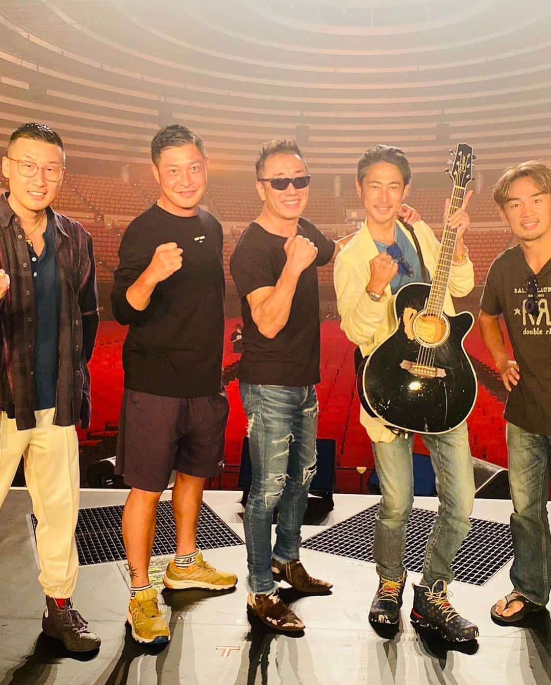 窪塚洋介さんのインスタグラム写真 - (窪塚洋介Instagram)「他と何が違うって、 "覚悟"と"志"が違うんだわ。。。  魂のLIVE TOUR ファイナル in大阪城ホール🏯 この心にしっかりと刻みつけときました。 激アツ最高でした。 剛アニキ、 改めて心の底からありがとうございます❤️‍🔥  小学生の頃、 テレビで初めて聴いた長渕剛は"乾杯"だったか"とんぼ"だったか… 昨日はリハから楽屋まで体感させて頂いて、今まで観たどのLIVEより声を出して拳を上げて、 時空を超えて震えました。😭 暗黙の了解で朝まで長渕剛を歌う面々。  ※何から何までご手配頂いた、 しょうちゃん、本当に感謝です。🙏(10枚目)  市原ご無沙汰会えたね、 写真とっても良いね。🤝(2枚目)  #生涯情熱」9月29日 14時31分 - yosuke_kubozuka