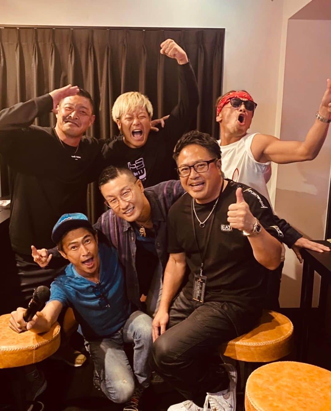 窪塚洋介さんのインスタグラム写真 - (窪塚洋介Instagram)「他と何が違うって、 "覚悟"と"志"が違うんだわ。。。  魂のLIVE TOUR ファイナル in大阪城ホール🏯 この心にしっかりと刻みつけときました。 激アツ最高でした。 剛アニキ、 改めて心の底からありがとうございます❤️‍🔥  小学生の頃、 テレビで初めて聴いた長渕剛は"乾杯"だったか"とんぼ"だったか… 昨日はリハから楽屋まで体感させて頂いて、今まで観たどのLIVEより声を出して拳を上げて、 時空を超えて震えました。😭 暗黙の了解で朝まで長渕剛を歌う面々。  ※何から何までご手配頂いた、 しょうちゃん、本当に感謝です。🙏(10枚目)  市原ご無沙汰会えたね、 写真とっても良いね。🤝(2枚目)  #生涯情熱」9月29日 14時31分 - yosuke_kubozuka