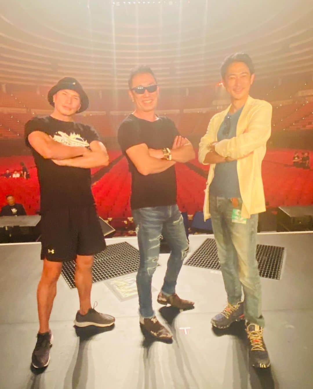 窪塚洋介さんのインスタグラム写真 - (窪塚洋介Instagram)「他と何が違うって、 "覚悟"と"志"が違うんだわ。。。  魂のLIVE TOUR ファイナル in大阪城ホール🏯 この心にしっかりと刻みつけときました。 激アツ最高でした。 剛アニキ、 改めて心の底からありがとうございます❤️‍🔥  小学生の頃、 テレビで初めて聴いた長渕剛は"乾杯"だったか"とんぼ"だったか… 昨日はリハから楽屋まで体感させて頂いて、今まで観たどのLIVEより声を出して拳を上げて、 時空を超えて震えました。😭 暗黙の了解で朝まで長渕剛を歌う面々。  ※何から何までご手配頂いた、 しょうちゃん、本当に感謝です。🙏(10枚目)  市原ご無沙汰会えたね、 写真とっても良いね。🤝(2枚目)  #生涯情熱」9月29日 14時31分 - yosuke_kubozuka