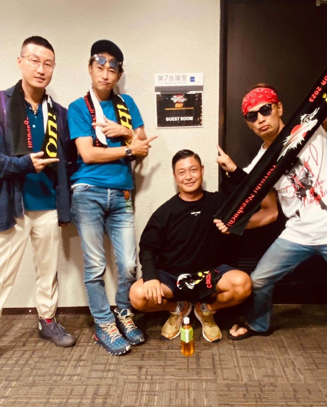 窪塚洋介さんのインスタグラム写真 - (窪塚洋介Instagram)「他と何が違うって、 "覚悟"と"志"が違うんだわ。。。  魂のLIVE TOUR ファイナル in大阪城ホール🏯 この心にしっかりと刻みつけときました。 激アツ最高でした。 剛アニキ、 改めて心の底からありがとうございます❤️‍🔥  小学生の頃、 テレビで初めて聴いた長渕剛は"乾杯"だったか"とんぼ"だったか… 昨日はリハから楽屋まで体感させて頂いて、今まで観たどのLIVEより声を出して拳を上げて、 時空を超えて震えました。😭 暗黙の了解で朝まで長渕剛を歌う面々。  ※何から何までご手配頂いた、 しょうちゃん、本当に感謝です。🙏(10枚目)  市原ご無沙汰会えたね、 写真とっても良いね。🤝(2枚目)  #生涯情熱」9月29日 14時31分 - yosuke_kubozuka