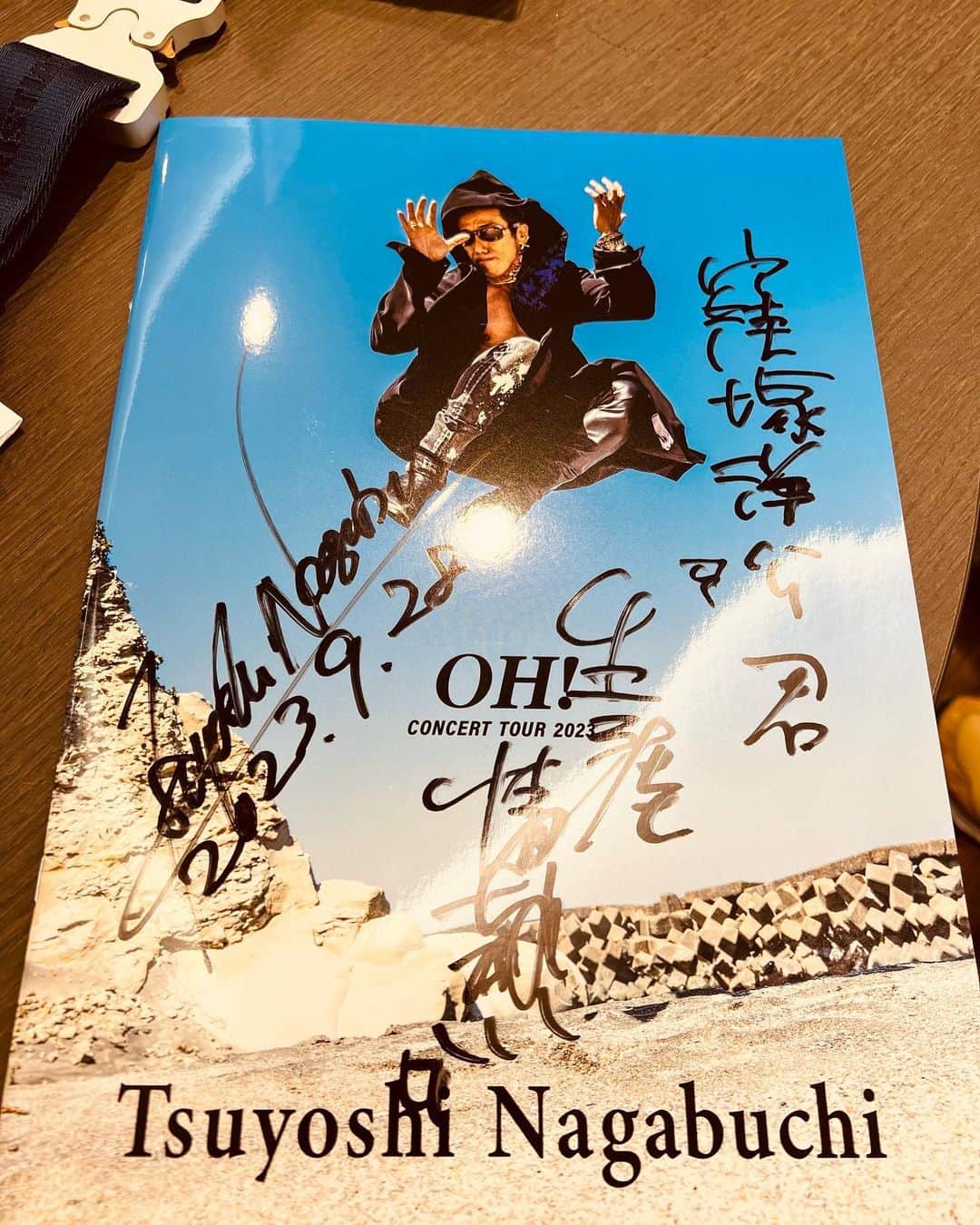 窪塚洋介さんのインスタグラム写真 - (窪塚洋介Instagram)「他と何が違うって、 "覚悟"と"志"が違うんだわ。。。  魂のLIVE TOUR ファイナル in大阪城ホール🏯 この心にしっかりと刻みつけときました。 激アツ最高でした。 剛アニキ、 改めて心の底からありがとうございます❤️‍🔥  小学生の頃、 テレビで初めて聴いた長渕剛は"乾杯"だったか"とんぼ"だったか… 昨日はリハから楽屋まで体感させて頂いて、今まで観たどのLIVEより声を出して拳を上げて、 時空を超えて震えました。😭 暗黙の了解で朝まで長渕剛を歌う面々。  ※何から何までご手配頂いた、 しょうちゃん、本当に感謝です。🙏(10枚目)  市原ご無沙汰会えたね、 写真とっても良いね。🤝(2枚目)  #生涯情熱」9月29日 14時31分 - yosuke_kubozuka