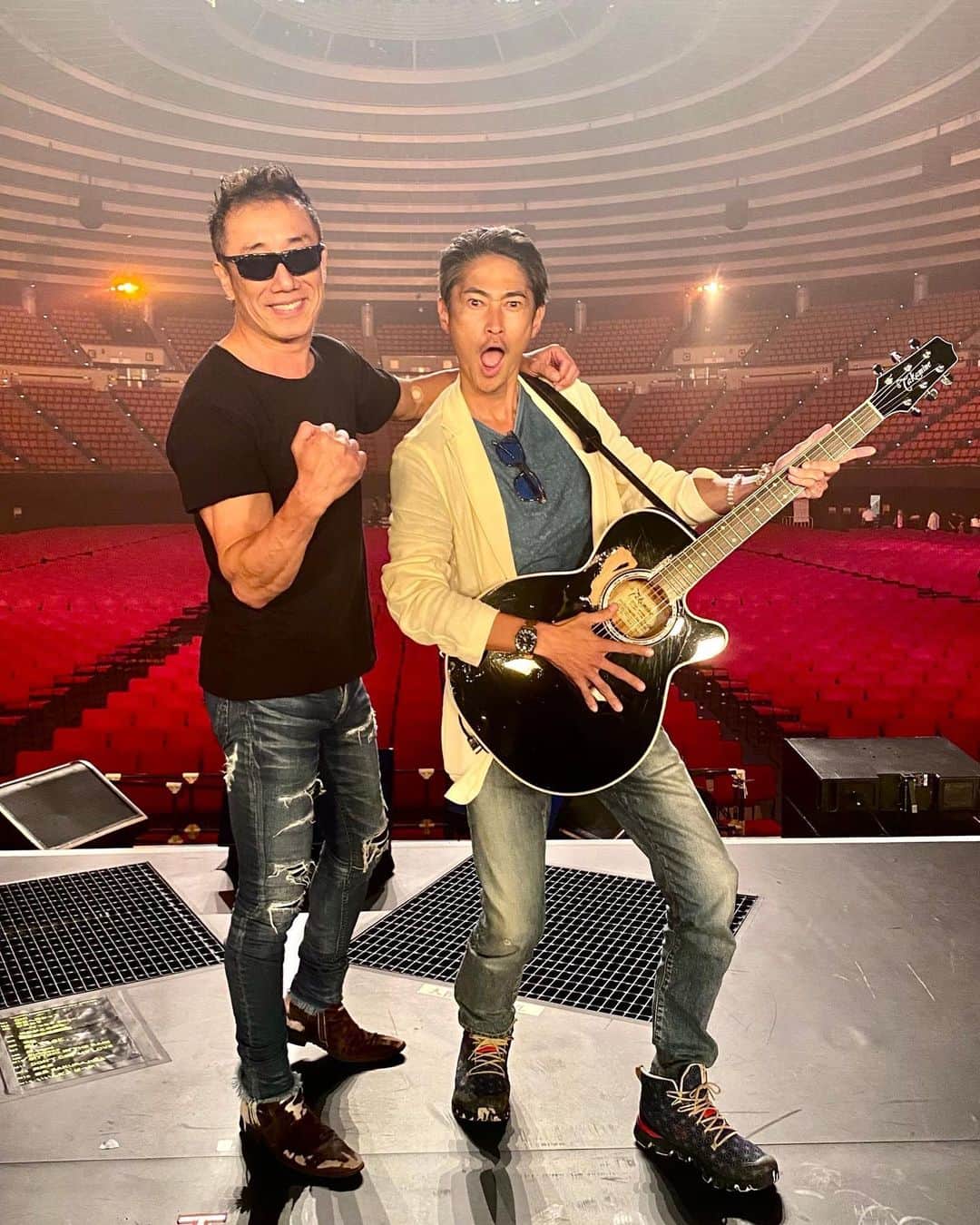 窪塚洋介さんのインスタグラム写真 - (窪塚洋介Instagram)「他と何が違うって、 "覚悟"と"志"が違うんだわ。。。  魂のLIVE TOUR ファイナル in大阪城ホール🏯 この心にしっかりと刻みつけときました。 激アツ最高でした。 剛アニキ、 改めて心の底からありがとうございます❤️‍🔥  小学生の頃、 テレビで初めて聴いた長渕剛は"乾杯"だったか"とんぼ"だったか… 昨日はリハから楽屋まで体感させて頂いて、今まで観たどのLIVEより声を出して拳を上げて、 時空を超えて震えました。😭 暗黙の了解で朝まで長渕剛を歌う面々。  ※何から何までご手配頂いた、 しょうちゃん、本当に感謝です。🙏(10枚目)  市原ご無沙汰会えたね、 写真とっても良いね。🤝(2枚目)  #生涯情熱」9月29日 14時31分 - yosuke_kubozuka