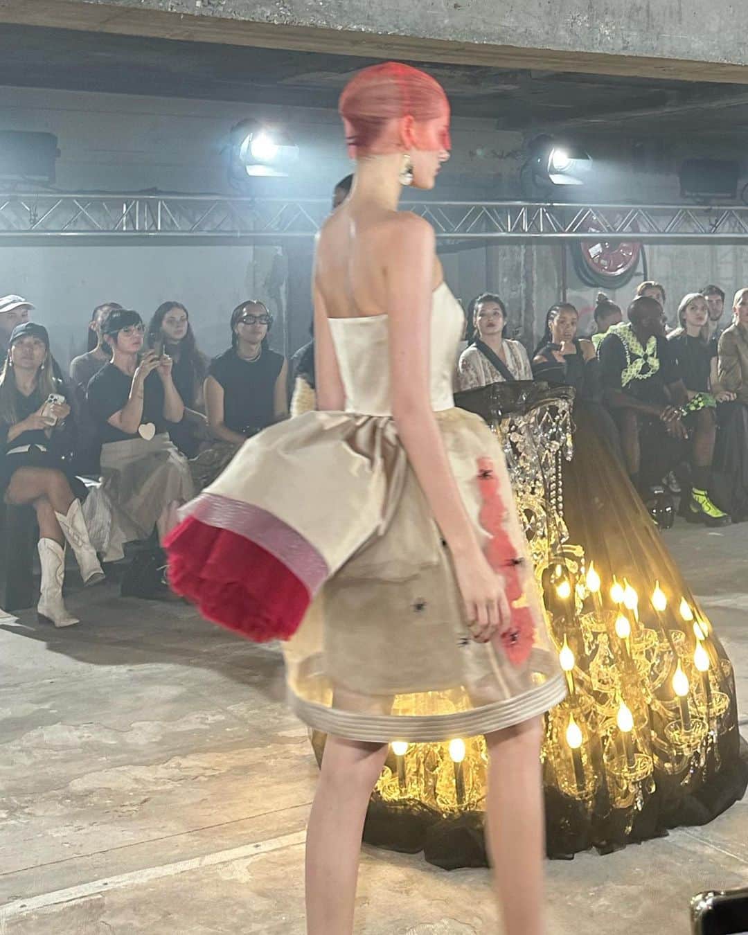 小木 "Poggy" 基史さんのインスタグラム写真 - (小木 "Poggy" 基史Instagram)「今回パリのウィメンズファッションウィークに来た目的は、審査員を務めている @fashion_prize_of_tokyo で選出させて頂いた @tomokoizumi のプレゼンテーションを見る事です。フリルのドレスに自らの手でペイントした作品を発表。アクリルを中心に所々油絵具を使っていて、表情のある見応えのある作品でした。@marni は、得意な柄と柄の組み合わせプラス、とても手の込んだドレスが目を引きました。 そして @undercover_lab のショー。先日のジョニオさんの個展も圧巻でしたが、その時の作品が落とし込まれた服や、最後に出てきた花と蝶が入ったドレスが凄かったです。あとで聞いたところによると、本当の蝶も入っていたそう(終了後にきちんと返してあげたみたいです）。初日から素晴らしいショーばかりでした🇫🇷」9月29日 14時31分 - poggytheman