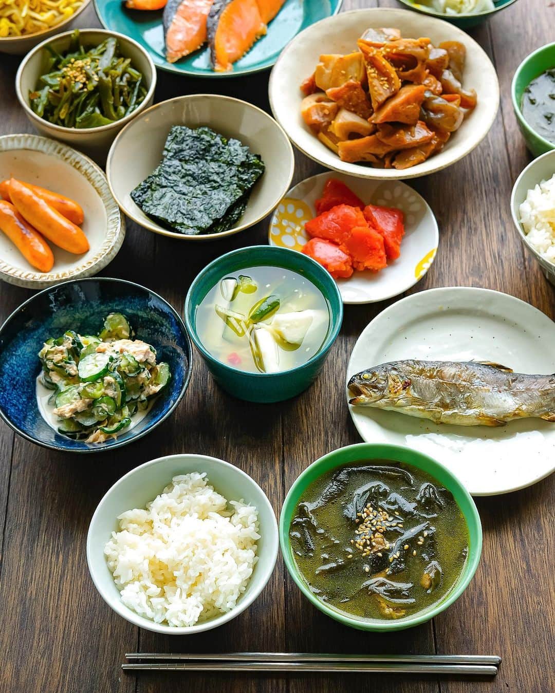 松山絵美さんのインスタグラム写真 - (松山絵美Instagram)「#レシピ有り　⁣ #松山家の韓国料理 ※４人分・２人分の材料、作り方、薬膳効果は写真スワイプしてもご覧いただけます🙆🏻‍♀️⁣ ⁣ ⁣ ⁣ ⁣ 《ミヨックッ（韓国わかめスープ）》⁣ ⁣ ⁣ 韓国の定番わかめスープです。誕生日はわかめスープが定番🙌❤️⁣ (写真2枚目は今月の次男の9歳のお誕生日の朝ごはんに🎂)⁣ わかめをたっぷり入れて、トロトロになるまで煮込むのがポイントです👍✨⁣ ⁣ ⁣ 薬膳効果⁣ ☆わかめ...体の熱を冷ます。余分な水分を出し、腫れ物を改善。⁣ ⁣ ☆牛肉...骨や筋肉の強化、食欲不振、虚弱体質、無気力に⁣ ⁣ ☆にんにく...風邪予防に、解毒に、疲労回復に、脳の活性に、動脈硬化予防に、血糖値の改善に⁣ ⁣ ⁣ ⁣ （調理時間：25分)⁣ -------------------⁣ 【材料4人分】(２人分の分量は写真５枚目をご覧ください💁🏻‍♀️)⁣ -------------------⁣ 牛こま切れ肉:200g～250g⁣ ⁣ わかめ:（戻して水気を絞ったもの）約200g⁣ ⁣ (A)濃い目の昆布といりこのだし汁又は水:1200㏄⁣ (A)醬油・酒:各大さじ1⁣ (A)にんにくすりおろし:小さじ2⁣ ⁣ 昆布茶又は昆布だしの素やいりこだしの素、ダシダなど:水を使う場合のみ小さじ2⁣ ⁣ ごま油:大さじ2⁣ ⁣ 塩:適量⁣ ⁣ 白いりごま:お好みで⁣ -------------------⁣ -------------------⁣ 【下準備】わかめ（戻して水気を絞ったもの）は食べやすく切る。⁣ ⁣ ⁣ ⁣ 【1】鍋にごま油を熱し、牛こま切れ肉を入れ、塩少々振って炒める。⁣ ⁣ ⁣ ⁣ 【2】牛肉に火が通ったらわかめを加えて炒める。⁣ ⁣ ⁣ ⁣ 【3】油がまわったら、【A】と水の場合のみ昆布茶又は昆布だしの素やいりこだしの素、ダシダなどを入れ、煮立ったら蓋をして弱火で約15～20分煮る。⁣ 味をみて、塩で調えたら出来上がり！⁣ 器に盛り、お好みで白いりごま・粗びき黒こしょうを振る。⁣ ⁣ ⁣ ⁣ ⁣ Nadiaレシピ🆔 440270⁣ レシピサイトNadiaの検索バーにレシピ🆔番号を入力してみてください⁣ https://oceans-nadia.com/⁣ ⁣ ⁣ ⁣ ⁣ ✩✩✩✩✩✩《お知らせ》✩✩✩✩✩✩⁣ 『4児ママ・松山さんの薬膳効果つき やみつき節約めし』⁣ ⁡⁣ 本書では1食1人分のおかずが100円台に収まるレシピをご紹介しています✨⁣ また「やる気のないときほど開きたい料理本」をめざして、簡単な調理法にもこだわりました。長くレパートリーに加えていただけるメニューが見つかれば、うれしいです🥹⁣ ⁡⁣ Amazon⁣ https://www.amazon.co.jp/dp/4391155567/⁣ ⁡⁣ 楽天ブックス⁣ https://books.rakuten.co.jp/rb/16605719/⁣ ⁡⁣ ⁡⁣ ⁡⁣ ⁡⁣ 《松山絵美のカンタンなことしかやらないレシピ》⁣ ⁡⁣ 【手間は省いて愛情込める】をモットーに、⁣ めんどうなことを「やらない」レシピたち。 ラクして作れるのに見映えもよくて、家族もパクパク食べてくれる！⁣ そんなレシピを100品と、調味料のご紹介や、お気に入りキッチンまわりアイテムのご紹介。私の1day ルーティーン。⁣ 薬膳アドバイスなど、コラムページもたくさんです🙌✨　　⁣ ⁡⁣ Amazon⁣ https://www.amazon.co.jp/dp/4651201350/⁣ 楽天ブックス⁣ https://books.rakuten.co.jp/rb/16974637/?l-id=search-c-item-text-03⁣ ⁡⁡⁣ ⁡⁣ ⁡⁣ ⁡⁣ ＊＊＊＊＊＊＊＊＊＊＊＊＊＊＊＊＊＊＊＊＊＊＊⁣ ⁡⁣ #ネクストフーディスト　	⁣ #Nadia⁣ #NadiaArtist⁣ #Nadiaレシピ⁣ #フーディーテーブル⁣ #レシピ⁣ #やみつきレシピ⁣ #簡単レシピ⁣ #節約レシピ⁣ #時短レシピ⁣ #今日もハナマルごはん⁣ #おうちごはんlover⁣ #おうちごはん革命⁣ #やみつき節約めし	⁣ #松山絵美のカンタンなことしかやらないレシピ⁣ #やらないレシピ⁣ #recipe⁣ #cooking⁣ #japanesefood⁣ #Koreanfood⁣ #レシピあり⁣ #レシピ付き⁣ #料理好きな人と繋がりたい⁣ #韓国料理⁣ #韓国料理レシピ⁣  ⁣」9月29日 14時42分 - emi.sake