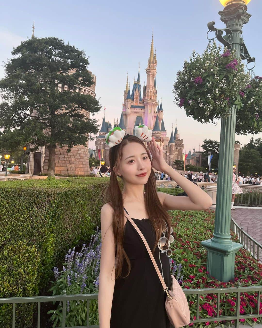 加藤ゆりなさんのインスタグラム写真 - (加藤ゆりなInstagram)「夏の滝汗涙ディズニー🎠🏰 最終的には髪の毛がストレートになった😮‍💨  #ディズニーランド #ディズニーカチューシャ ハンバーグ？」9月29日 14時43分 - _yuringo_