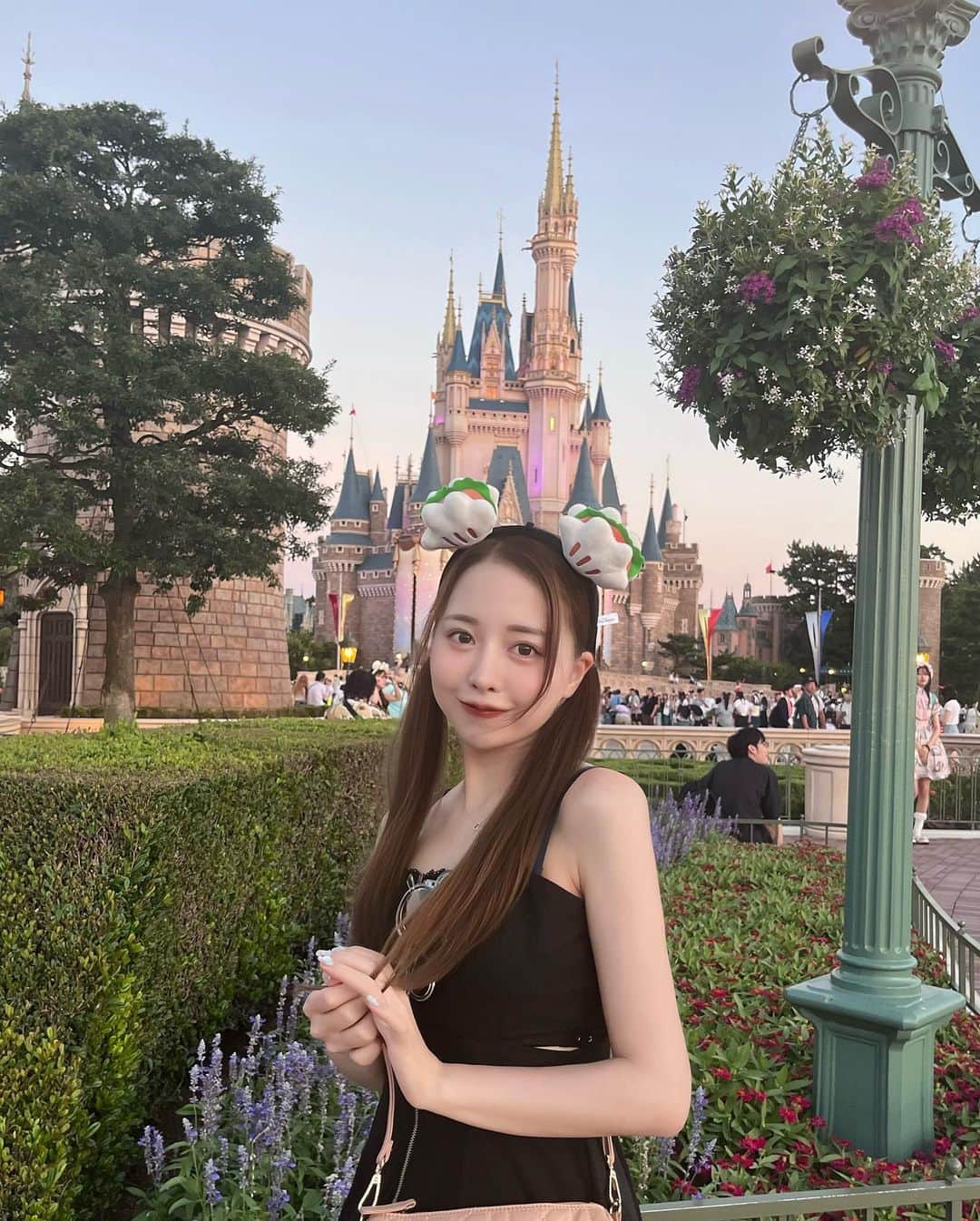 加藤ゆりなさんのインスタグラム写真 - (加藤ゆりなInstagram)「夏の滝汗涙ディズニー🎠🏰 最終的には髪の毛がストレートになった😮‍💨  #ディズニーランド #ディズニーカチューシャ ハンバーグ？」9月29日 14時43分 - _yuringo_