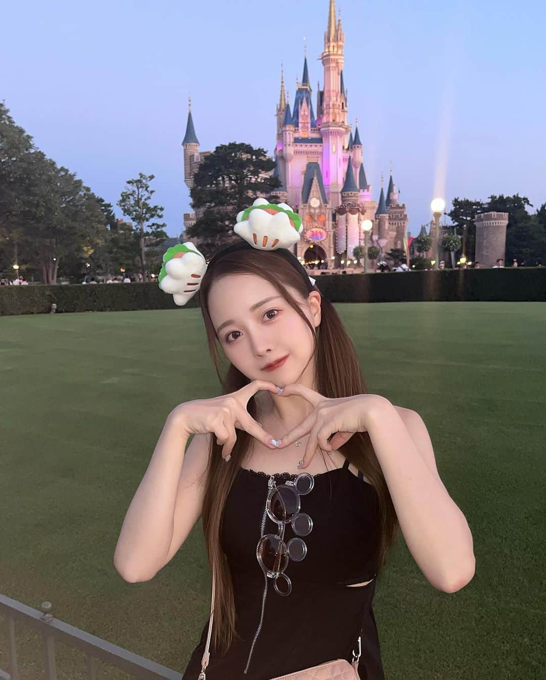 加藤ゆりなのインスタグラム：「夏の滝汗涙ディズニー🎠🏰 最終的には髪の毛がストレートになった😮‍💨  #ディズニーランド #ディズニーカチューシャ ハンバーグ？」