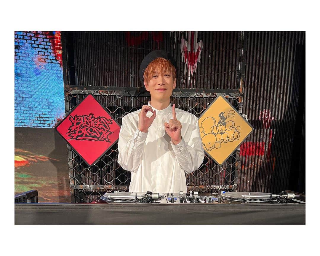 DJ U-ICHIさんのインスタグラム写真 - (DJ U-ICHIInstagram)「#ヒプ生 7月~9月クールでは、 葉山くん、木島くん、天﨑くん 三人のMCでお届け♪  今回は、#教えてDJ のコーナーがしっかりとありましたので毎回内容を考えて徐々に三人が楽しそうにDJプレイをやってくれて僕も嬉しかったです。  #お色気DJ #お高いDJ #小慣れたDJ  ヒプ生って特に番組を通して、発声したことや思ったことを次に生かして行うことも多くて、、ついつい設定も考えてしまいましたが… なりきってくれたお三方にも感謝です。  やっぱり1番は、楽しんでプレイしてもらえること。 そして楽しんでプレイする姿をファンのみなさんが見て喜んでいただけたらいいなと。 生放送で限られた時間ですが、授業のようにどう伝えたらわかりやすいのか！？僕も考えて想定すると勉強になるし、毎回それ以上に素晴らしいプレイを披露してくれるので本当楽しかったです。  また、お客さんの声を収録（サンプリング）してボイスをサンプラーとして使ってみたり、ラスト回ではスペシャルな披露もあるのでアーカイブあるうちに沢山見て楽しんでくださいね。  そして、初めて #ヒプ米 のロケにも参加させていただきありがとうございました。6周年のイベントもあったりと結構濃い3ヶ月を三人と過ごさせていただきました。 ありがとうございました。  また、10月からはどんなクールになるのでしょうか！？  楽しみです。  #djuichi #ヒプマイ #ヒプノシスマイク #hypnosismic」9月29日 14時48分 - djuichi_official