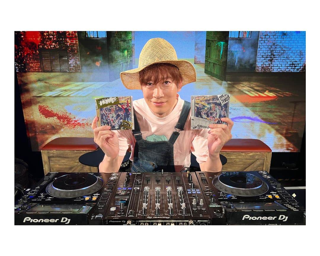 DJ U-ICHIさんのインスタグラム写真 - (DJ U-ICHIInstagram)「#ヒプ生 7月~9月クールでは、 葉山くん、木島くん、天﨑くん 三人のMCでお届け♪  今回は、#教えてDJ のコーナーがしっかりとありましたので毎回内容を考えて徐々に三人が楽しそうにDJプレイをやってくれて僕も嬉しかったです。  #お色気DJ #お高いDJ #小慣れたDJ  ヒプ生って特に番組を通して、発声したことや思ったことを次に生かして行うことも多くて、、ついつい設定も考えてしまいましたが… なりきってくれたお三方にも感謝です。  やっぱり1番は、楽しんでプレイしてもらえること。 そして楽しんでプレイする姿をファンのみなさんが見て喜んでいただけたらいいなと。 生放送で限られた時間ですが、授業のようにどう伝えたらわかりやすいのか！？僕も考えて想定すると勉強になるし、毎回それ以上に素晴らしいプレイを披露してくれるので本当楽しかったです。  また、お客さんの声を収録（サンプリング）してボイスをサンプラーとして使ってみたり、ラスト回ではスペシャルな披露もあるのでアーカイブあるうちに沢山見て楽しんでくださいね。  そして、初めて #ヒプ米 のロケにも参加させていただきありがとうございました。6周年のイベントもあったりと結構濃い3ヶ月を三人と過ごさせていただきました。 ありがとうございました。  また、10月からはどんなクールになるのでしょうか！？  楽しみです。  #djuichi #ヒプマイ #ヒプノシスマイク #hypnosismic」9月29日 14時48分 - djuichi_official
