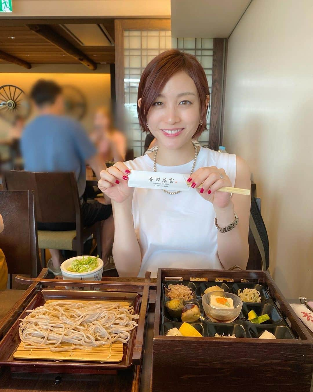 新井恵理那のインスタグラム：「京都編☆『所さんお届けモノです!』で以前ご紹して絶対行きたいー!と思っていたお店に行くことができました(o^^o)♪ 天ぷらそばをいただきながら、高台から京都の景色を楽しみました〜(#^.^#)まさに穴場スポット! #音羽茶寮  同じくご紹介していたちりめん山椒を買いに行ったら、いまは銀閣寺のあたりで販売されているそうです( ・∇・)店主さんとの交流が楽しかったな♪ #銀閣寺こづち  嵐山エリアの竹林スポットへ☆ ひとけが少なくて落ち着いた京都を楽しめました(・∀・) #あだし野念仏寺 #竹林の小怪 そこから散歩して、とっても京都らしく素敵な陶器を愛でて…♪ #竹内陶遊陶苑  もっちり白玉がたっぷりのパフェをいただき、お座敷でまったりしました〜(#^.^#) #お食事処あだし野   これから紅葉が色づいてきたらもっと盛り上がるであろう京都での旅行のご参考になれば♪( ^ω^ )  のんびり女子旅はたまにでいいからこれからもやっていきたいな♪  #京都 #新井恵理那 #centforce」